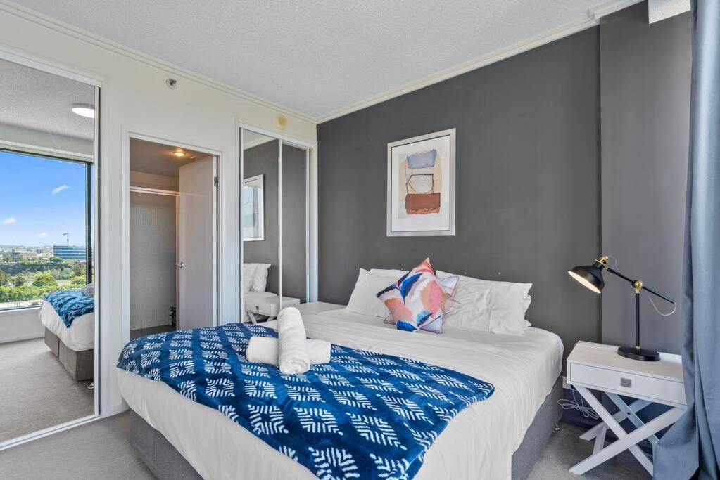 Luxe City Living Chic2BR Apt in Prime CBD Location