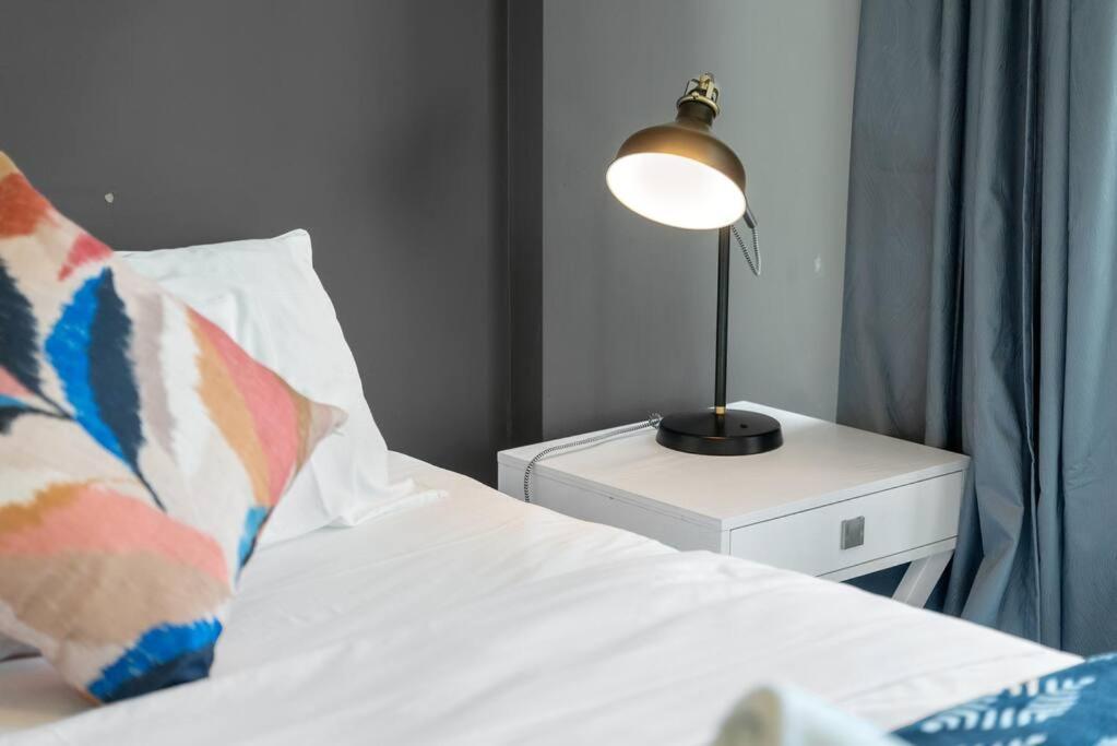 Luxe City Living Chic2BR Apt in Prime CBD Location