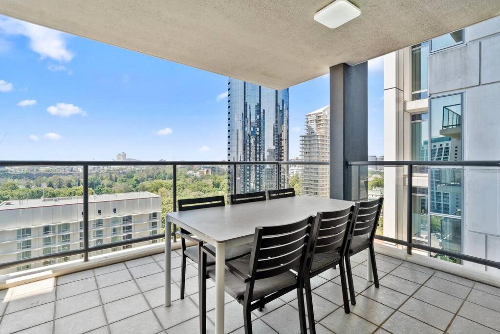 Luxe City Living Chic2BR Apt in Prime CBD Location