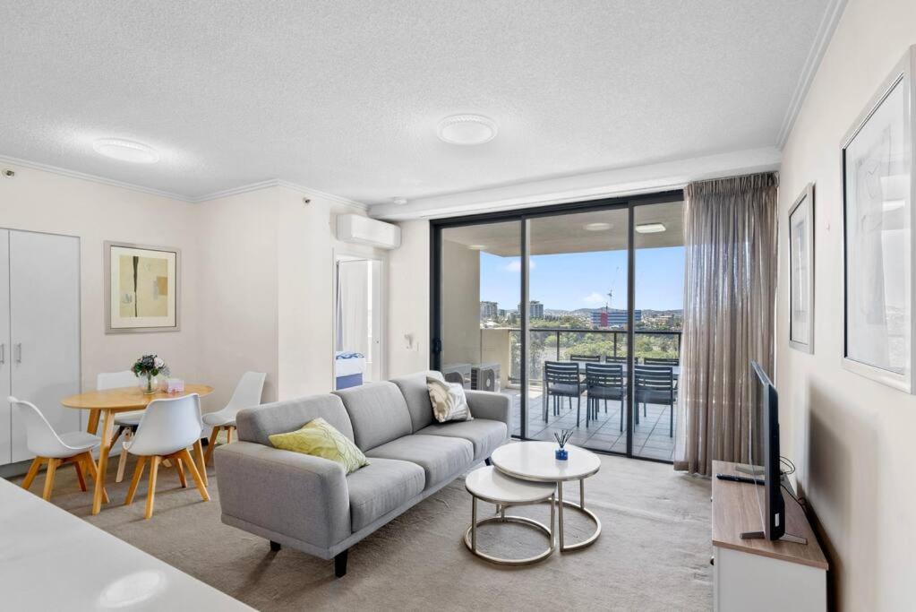 Luxe City Living Chic2BR Apt in Prime CBD Location