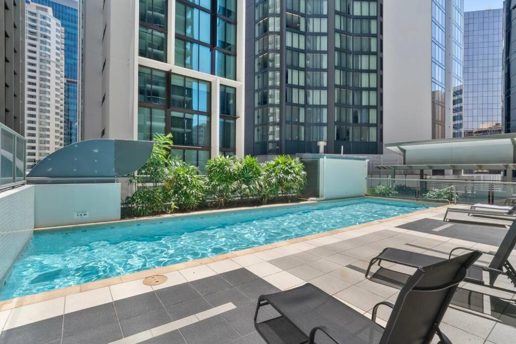 Luxe City Living Chic2BR Apt in Prime CBD Location