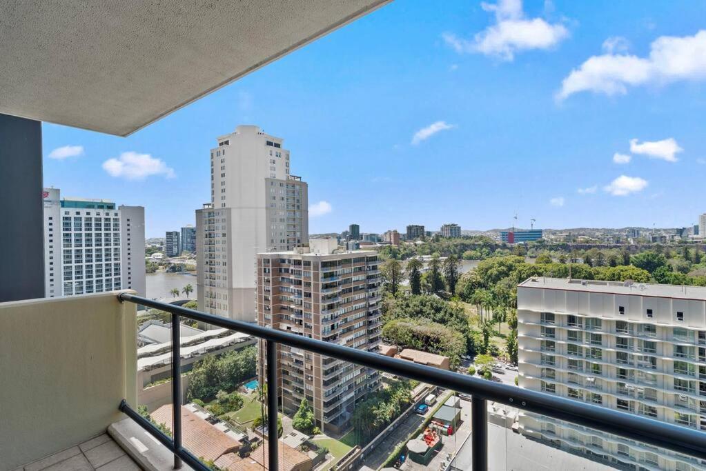 Luxe City Living Chic2BR Apt in Prime CBD Location