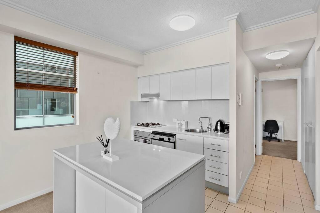 Luxe City Living Chic2BR Apt in Prime CBD Location