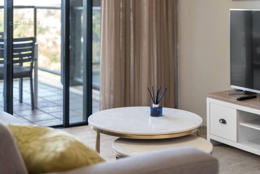 Luxe City Living Chic2BR Apt in Prime CBD Location
