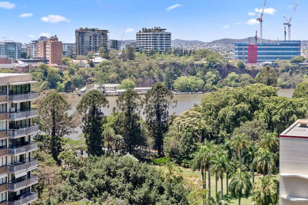 Luxe City Living Chic2BR Apt in Prime CBD Location