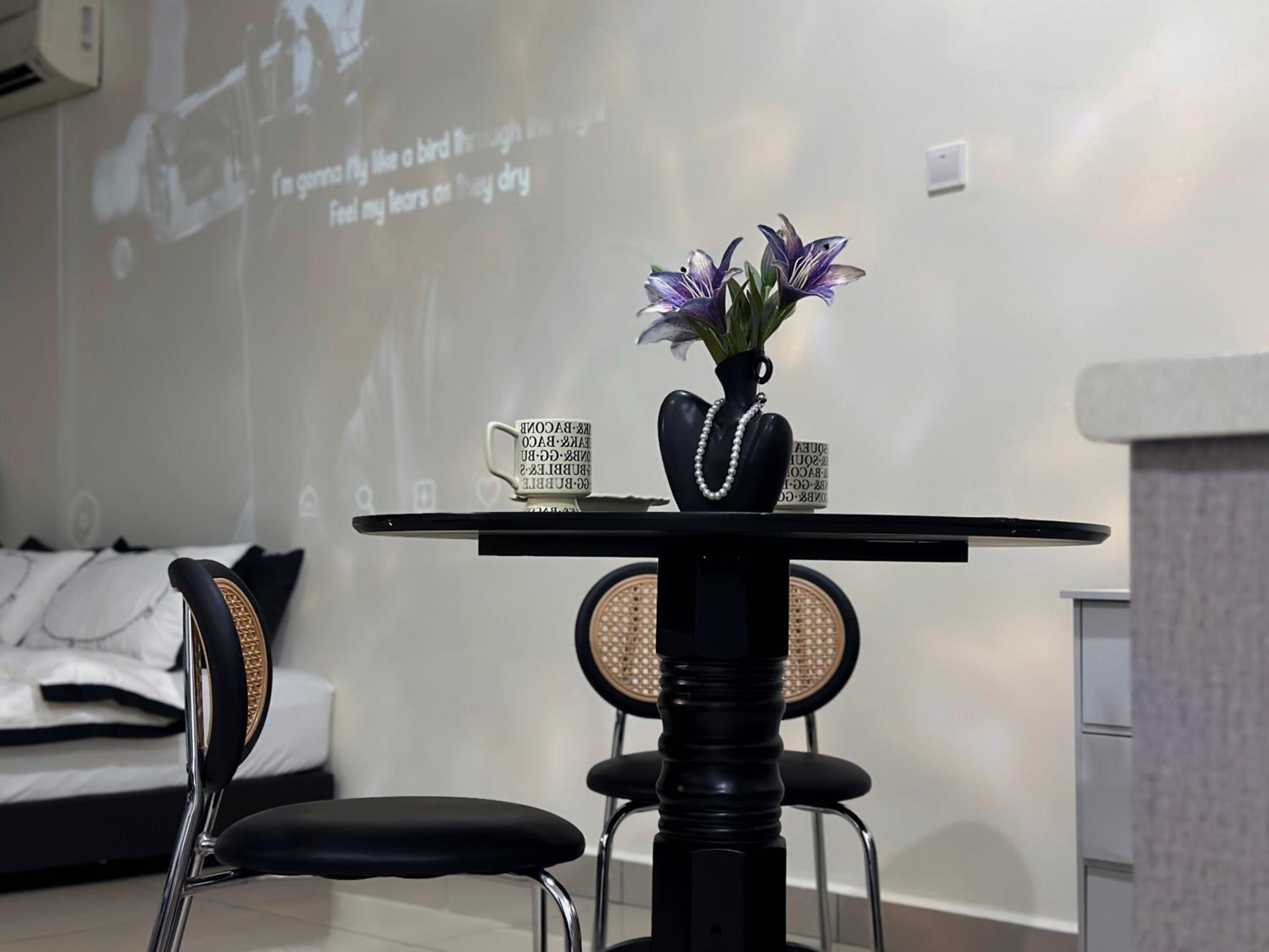 Mount Austin Studio with HD projector Fast Wifi