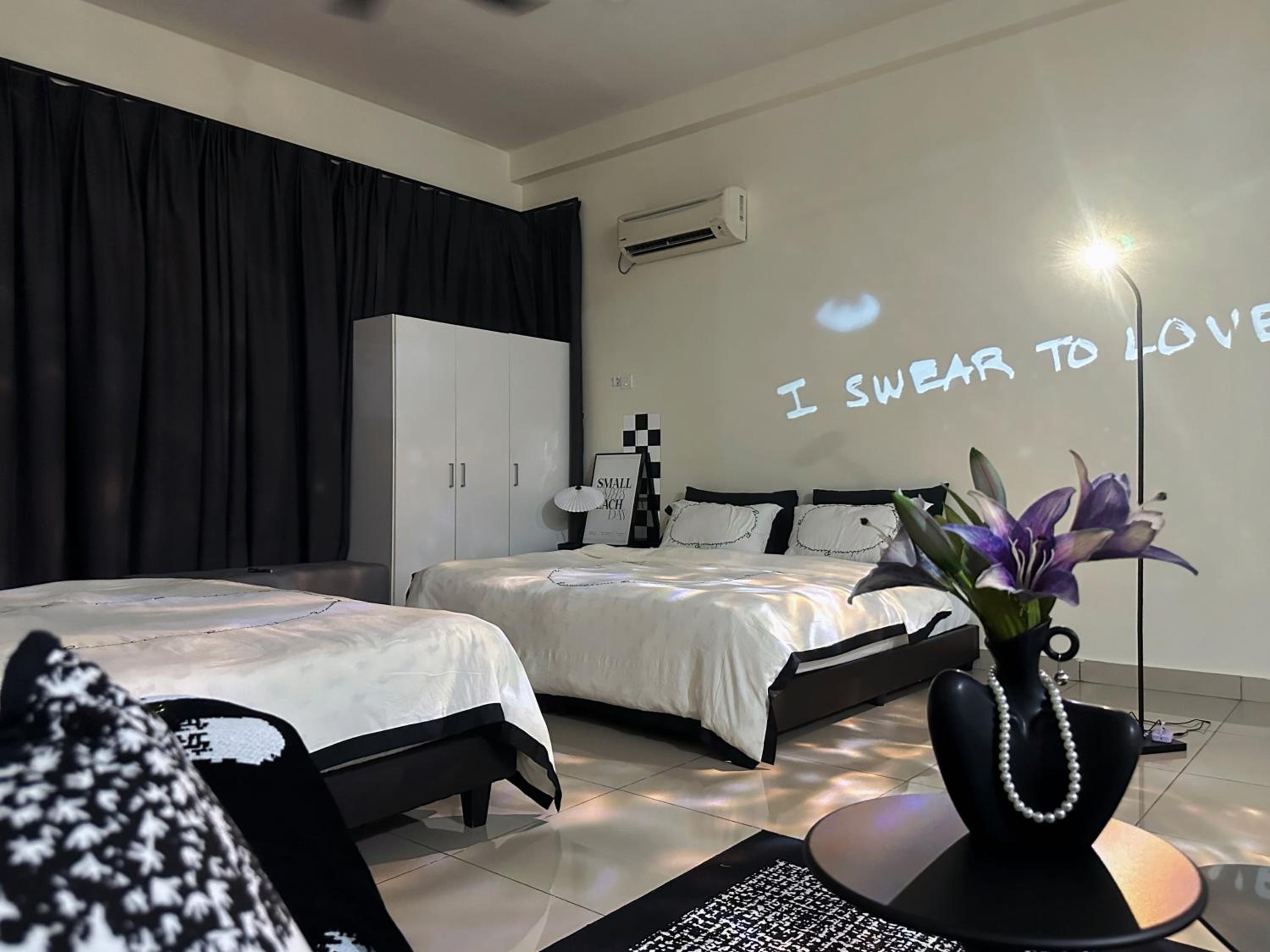 Mount Austin Studio with HD projector Fast Wifi