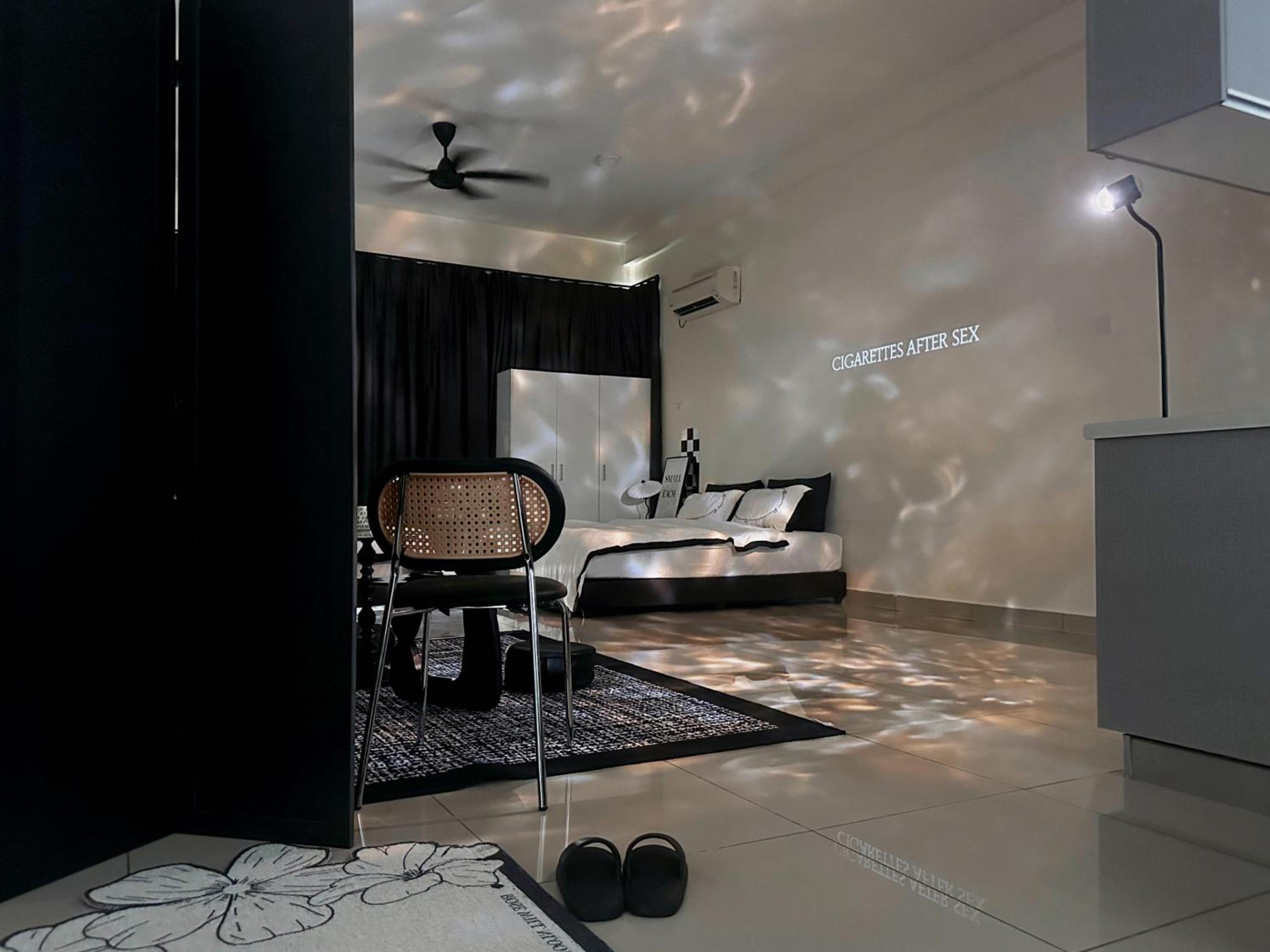 Mount Austin Studio with HD projector Fast Wifi