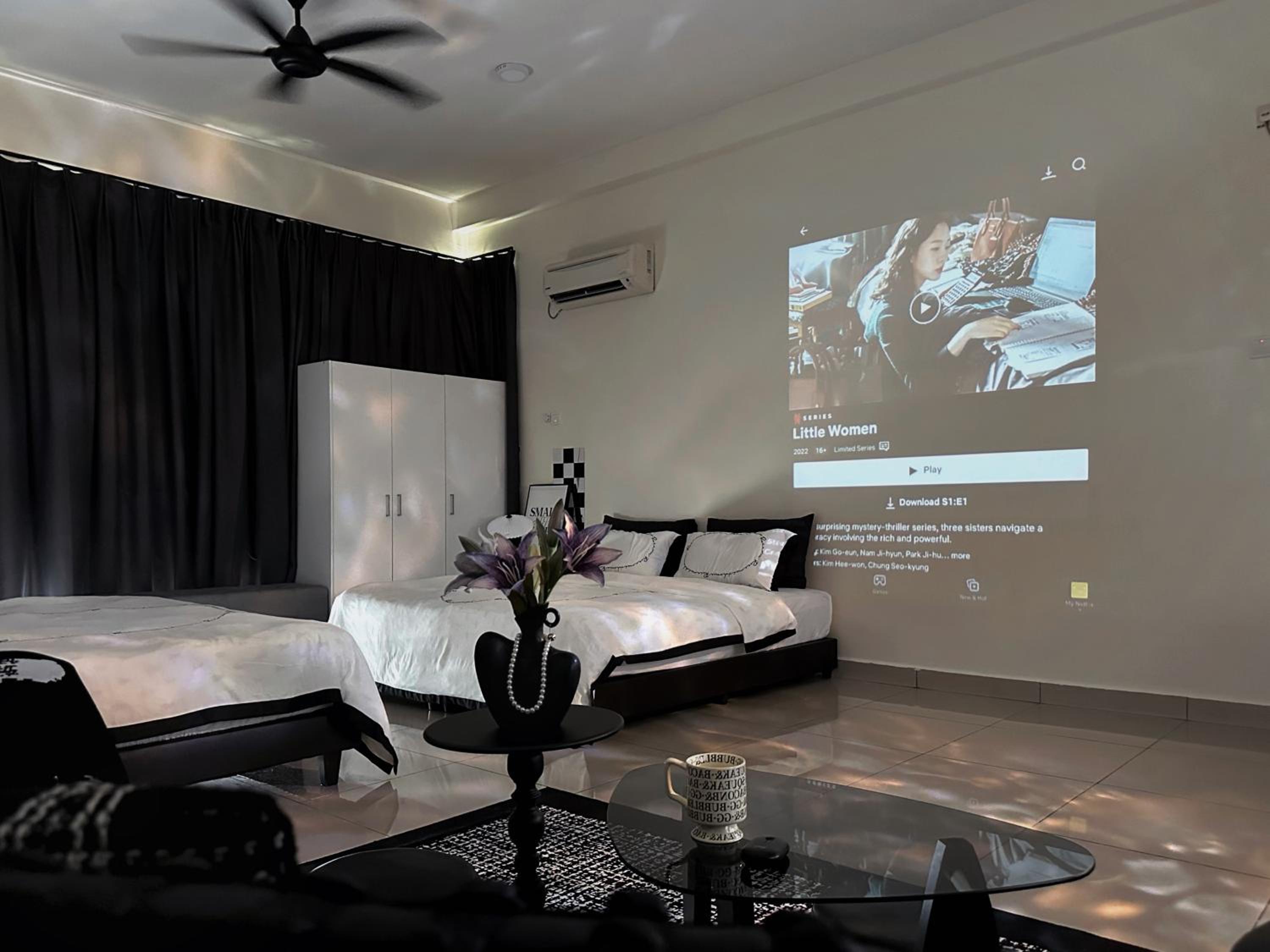 Mount Austin Studio with HD projector Fast Wifi