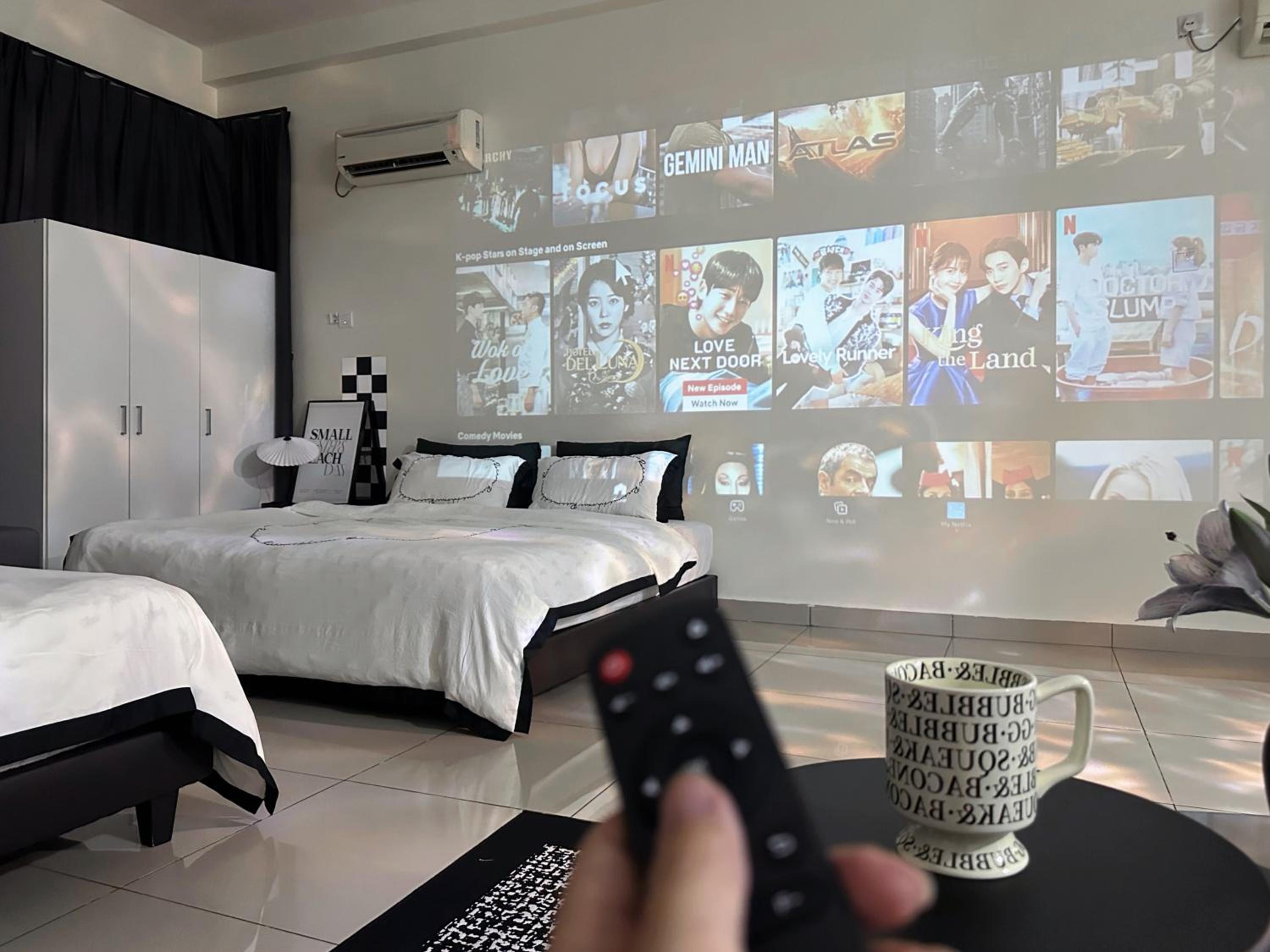Mount Austin Studio with HD projector Fast Wifi