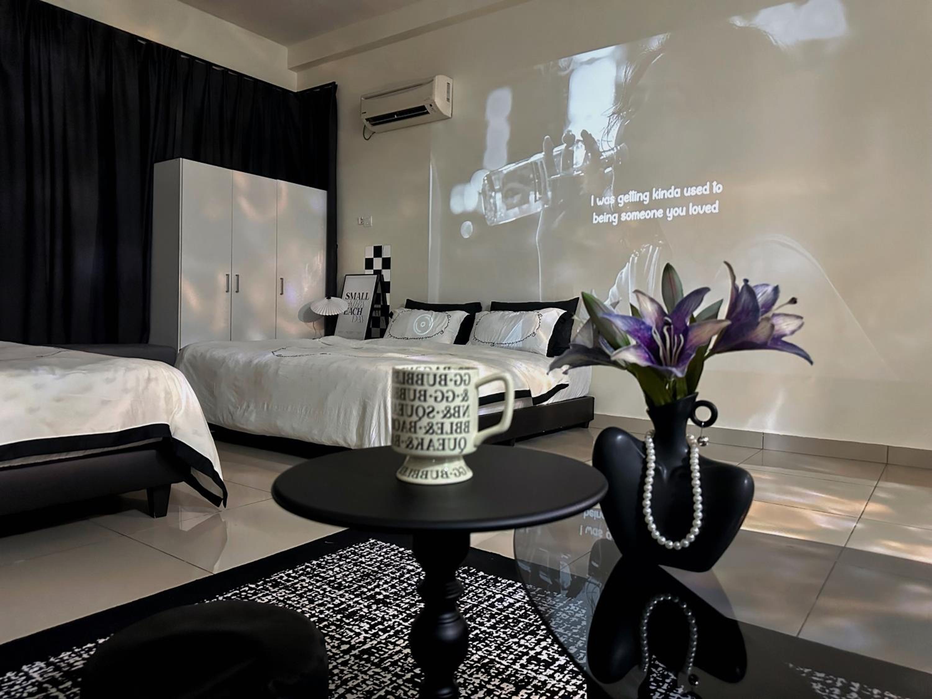 Mount Austin Studio with HD projector Fast Wifi