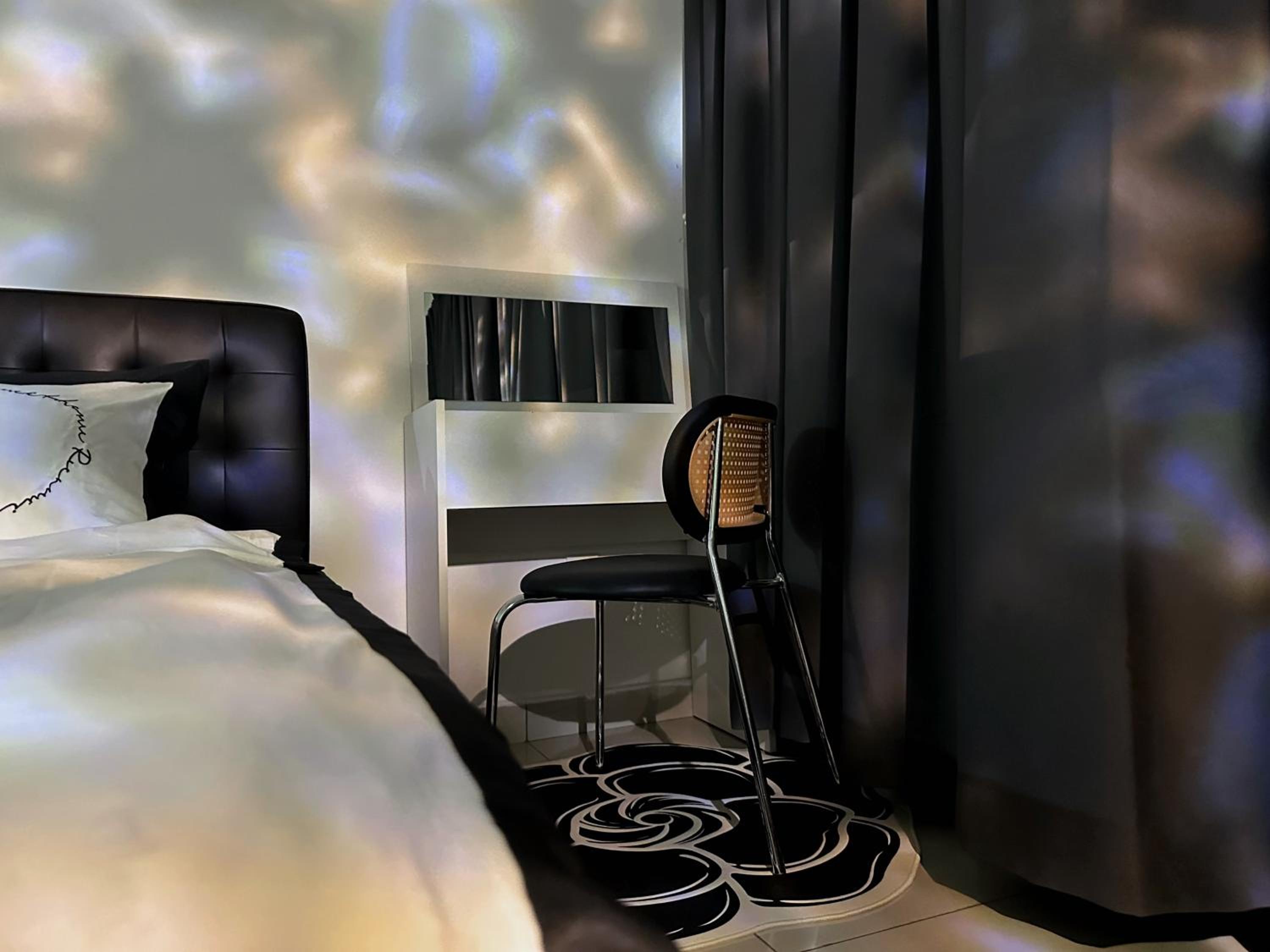 Mount Austin Studio with HD projector Fast Wifi
