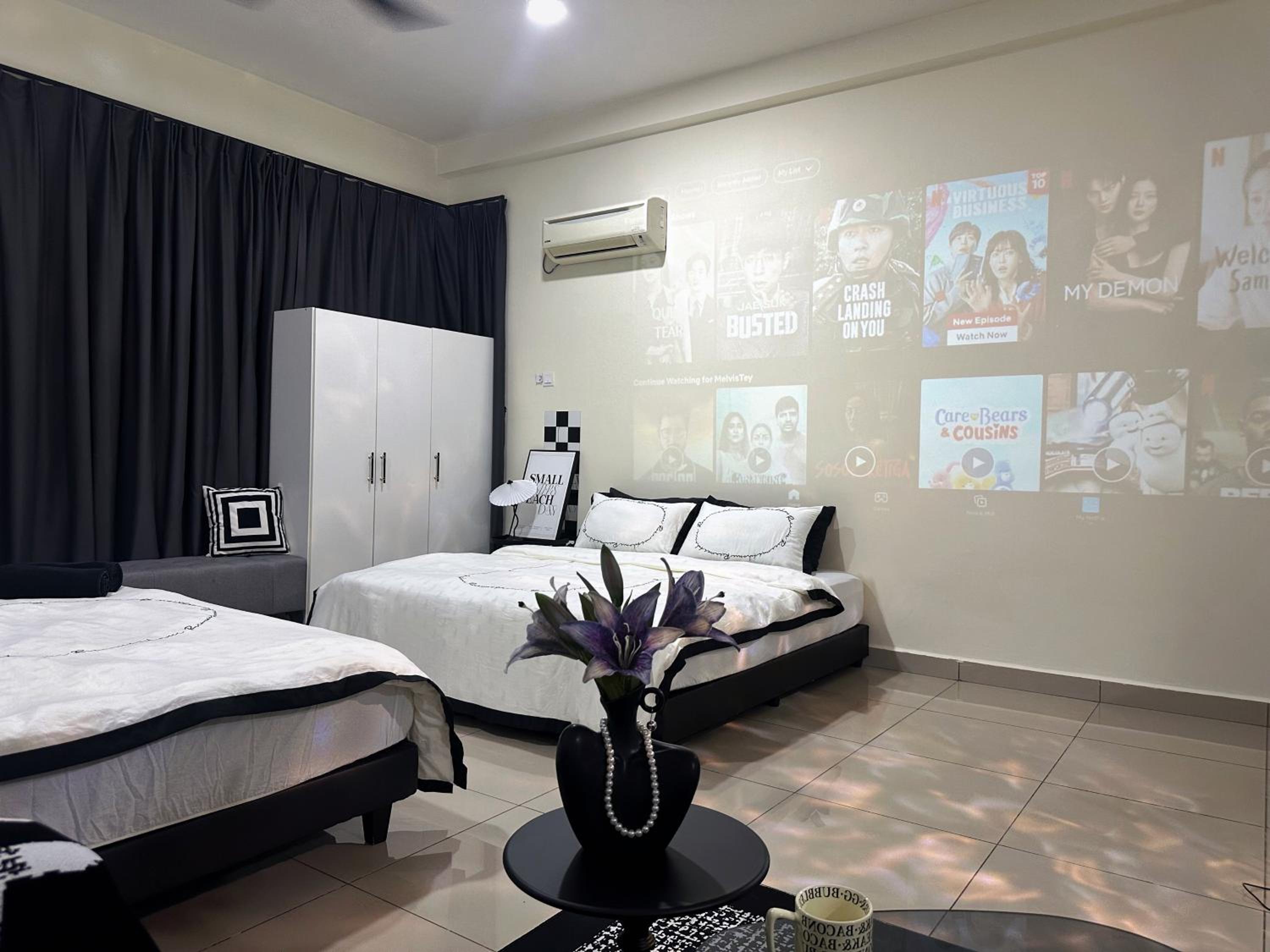 Mount Austin Studio with HD projector Fast Wifi