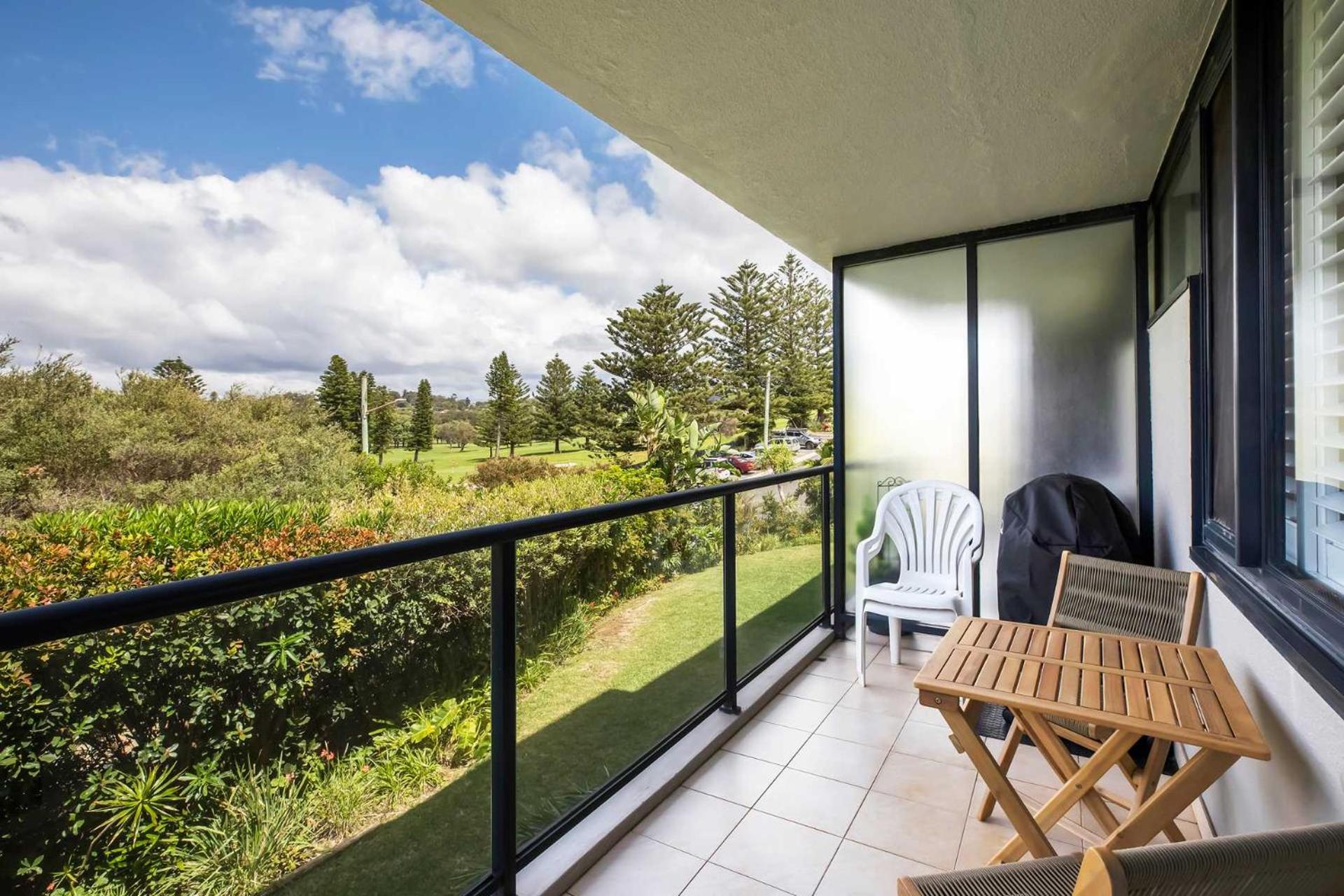 Mona Vale Surf to Tee
