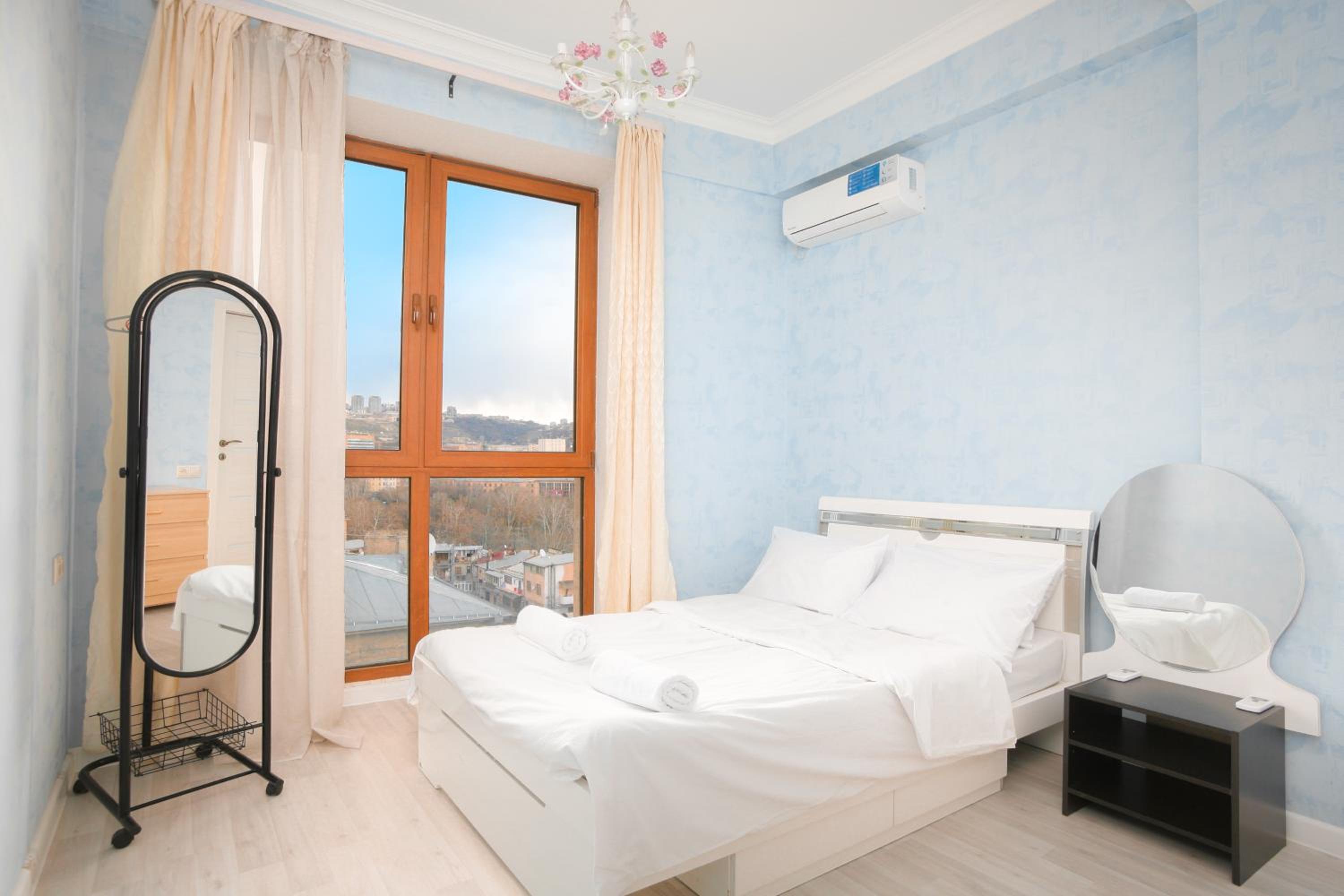 Great view, 2 Bedroom near Opera