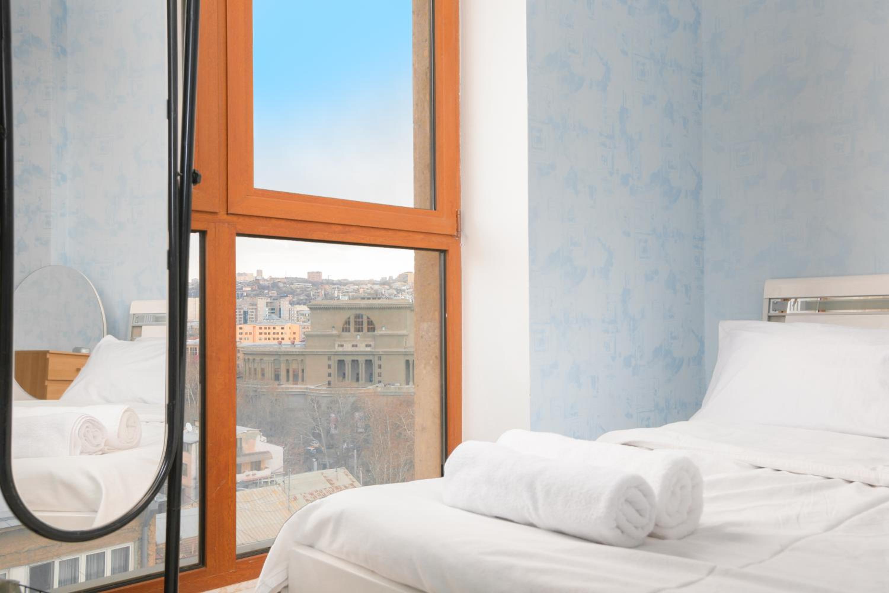 Great view, 2 Bedroom near Opera