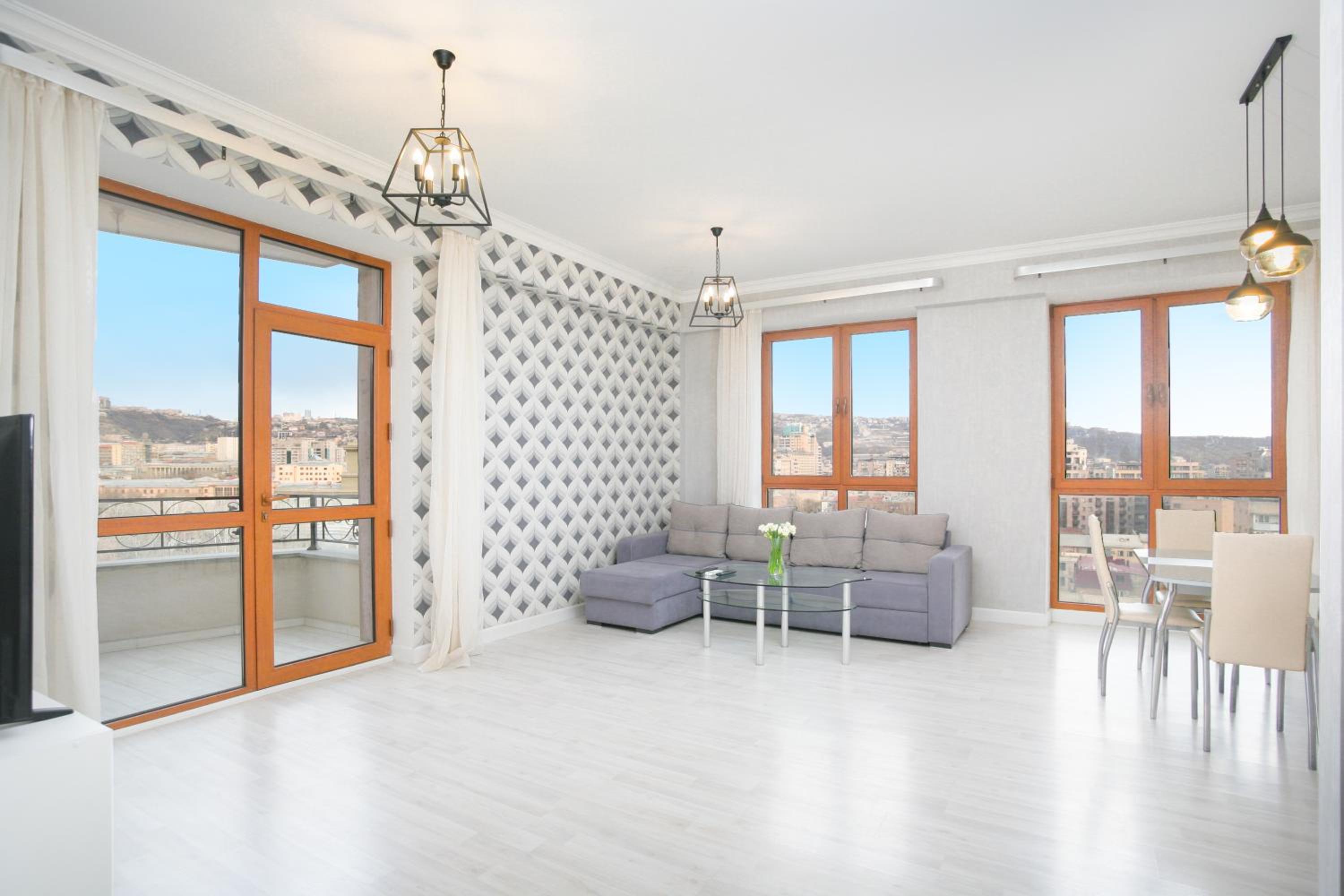 Great view, 2 Bedroom near Opera
