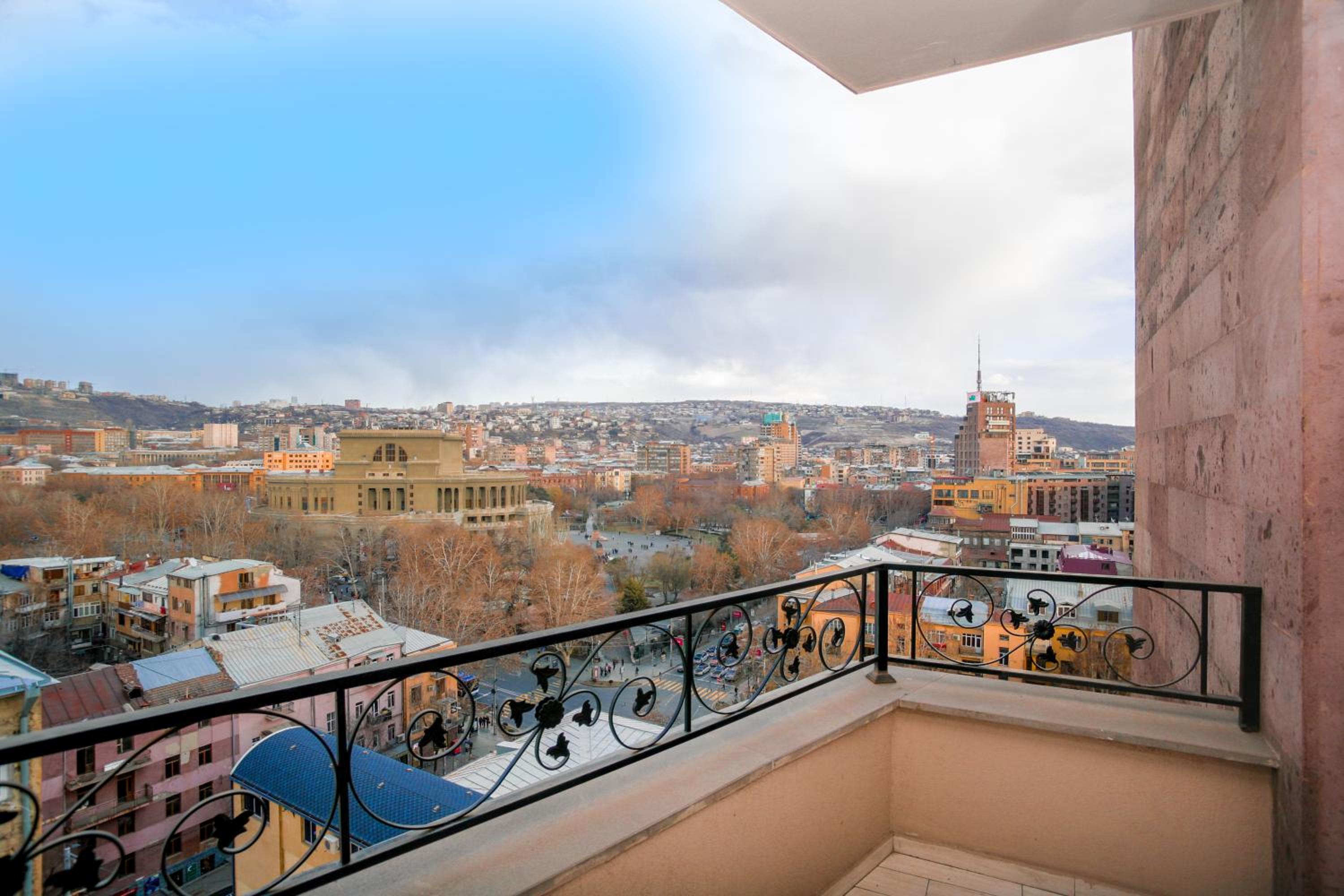Great view, 2 Bedroom near Opera