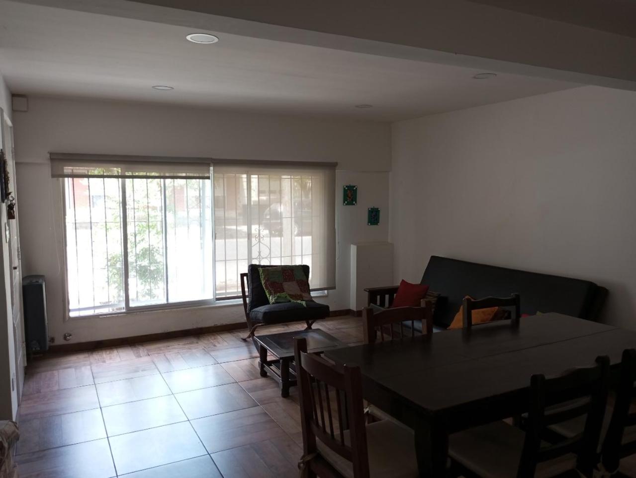 Renovada casa de 4 ambientes con patio y parrilla