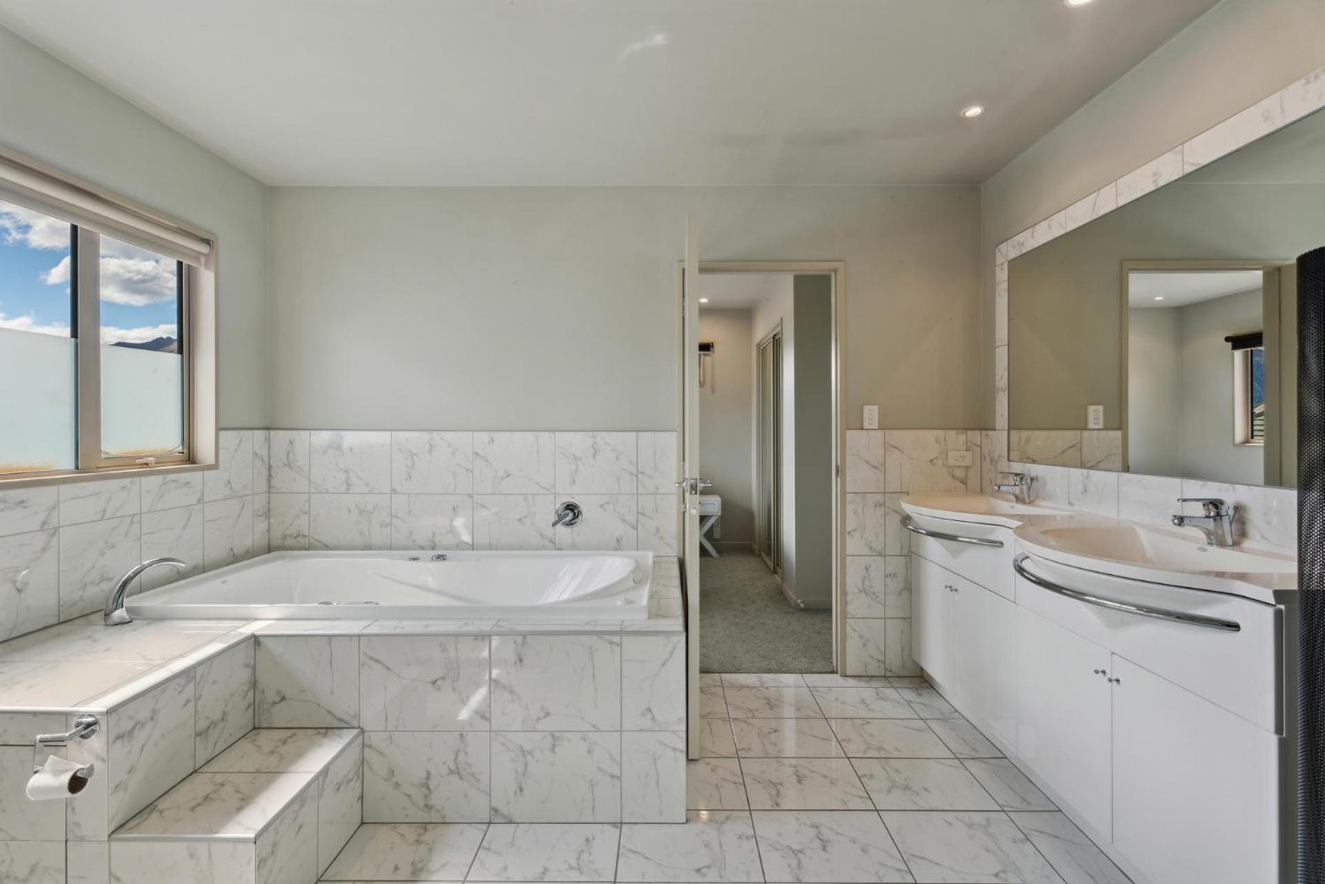 Cherry Court - Wanaka Holiday Home view 4
