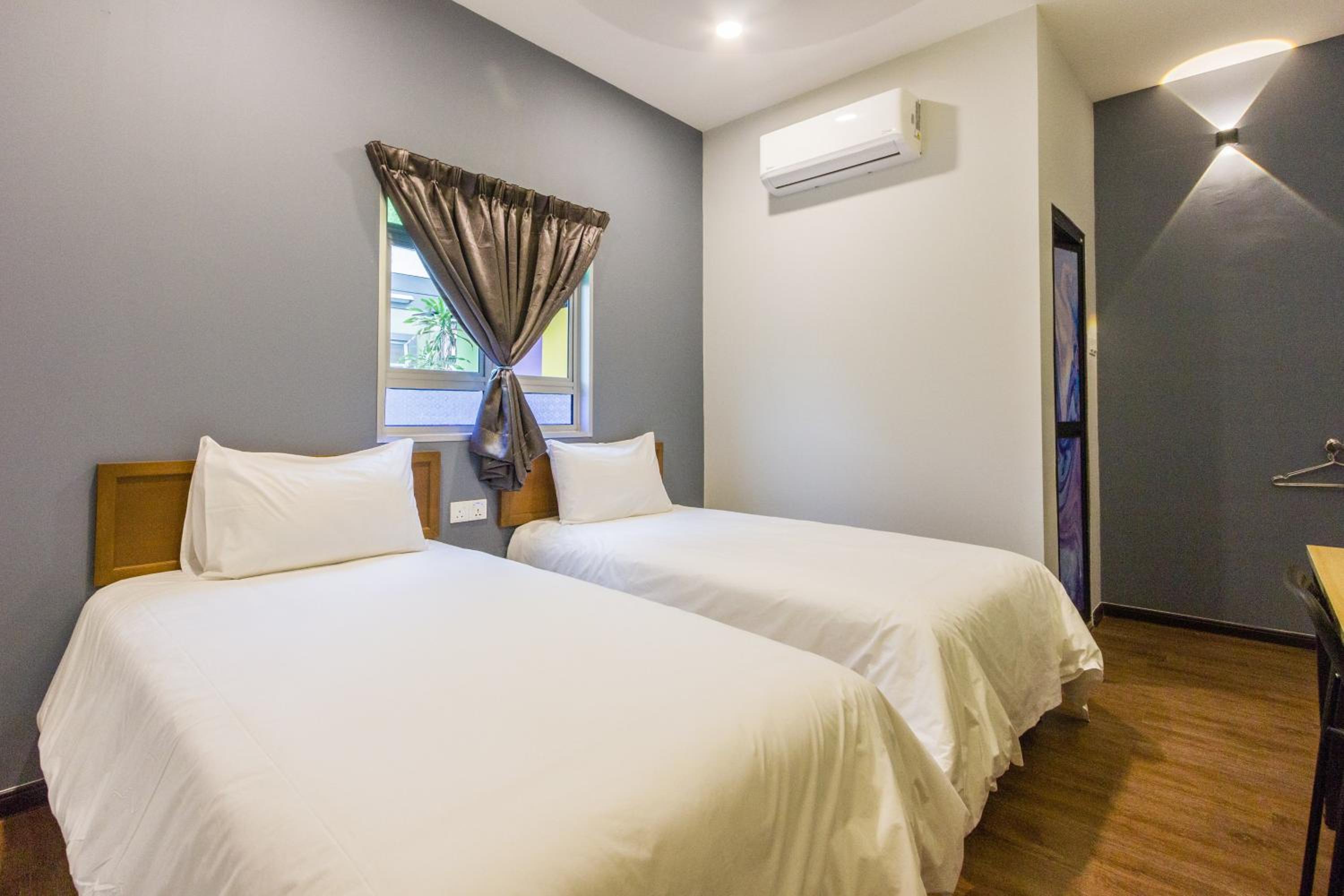 Great 5BR Garden Inn by uBook photo 8
