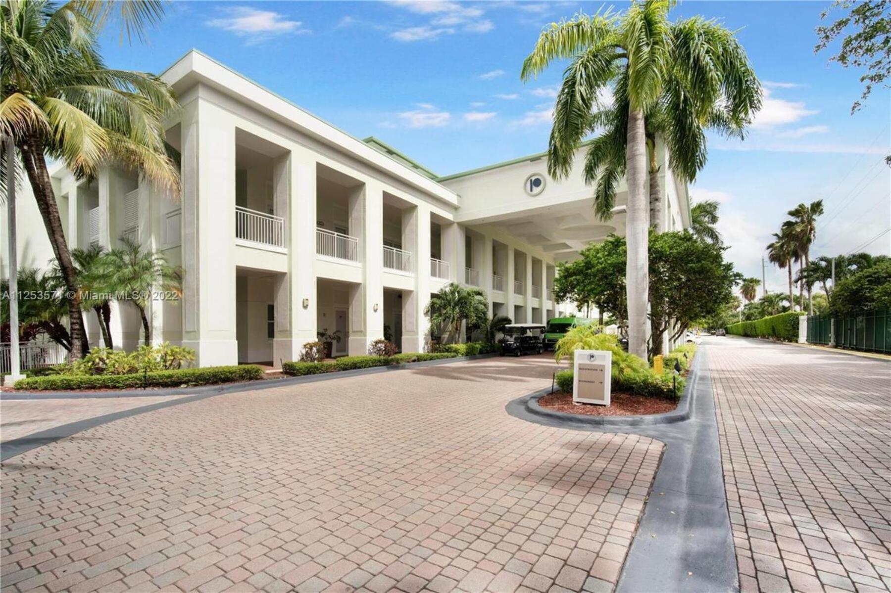 Doral Pool 1407 by WaveProperties
