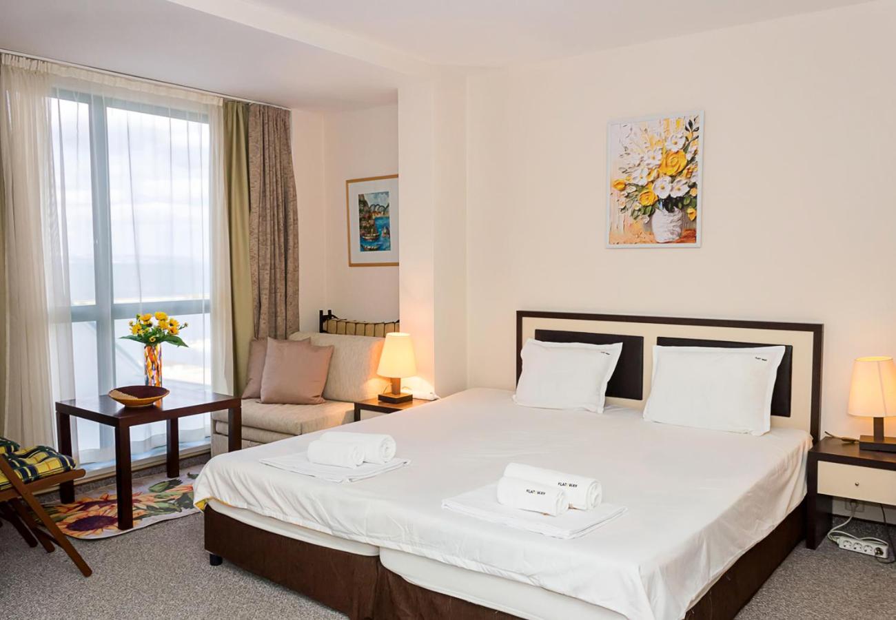 Sunny Studio in Hotel Berlin, Steps from the Beach! by Flat Mаnager