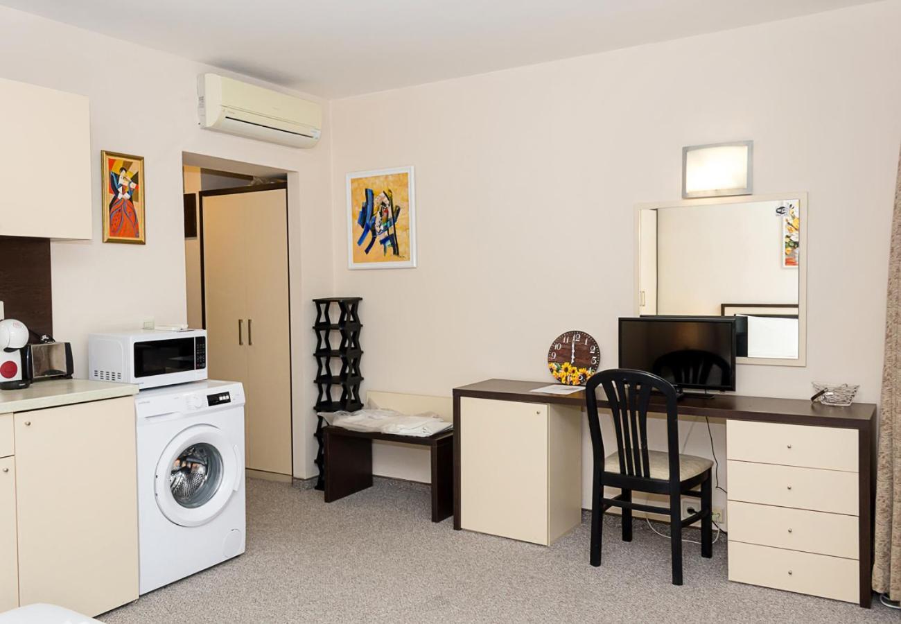 Sunny Studio in Hotel Berlin, Steps from the Beach! by Flat Mаnager