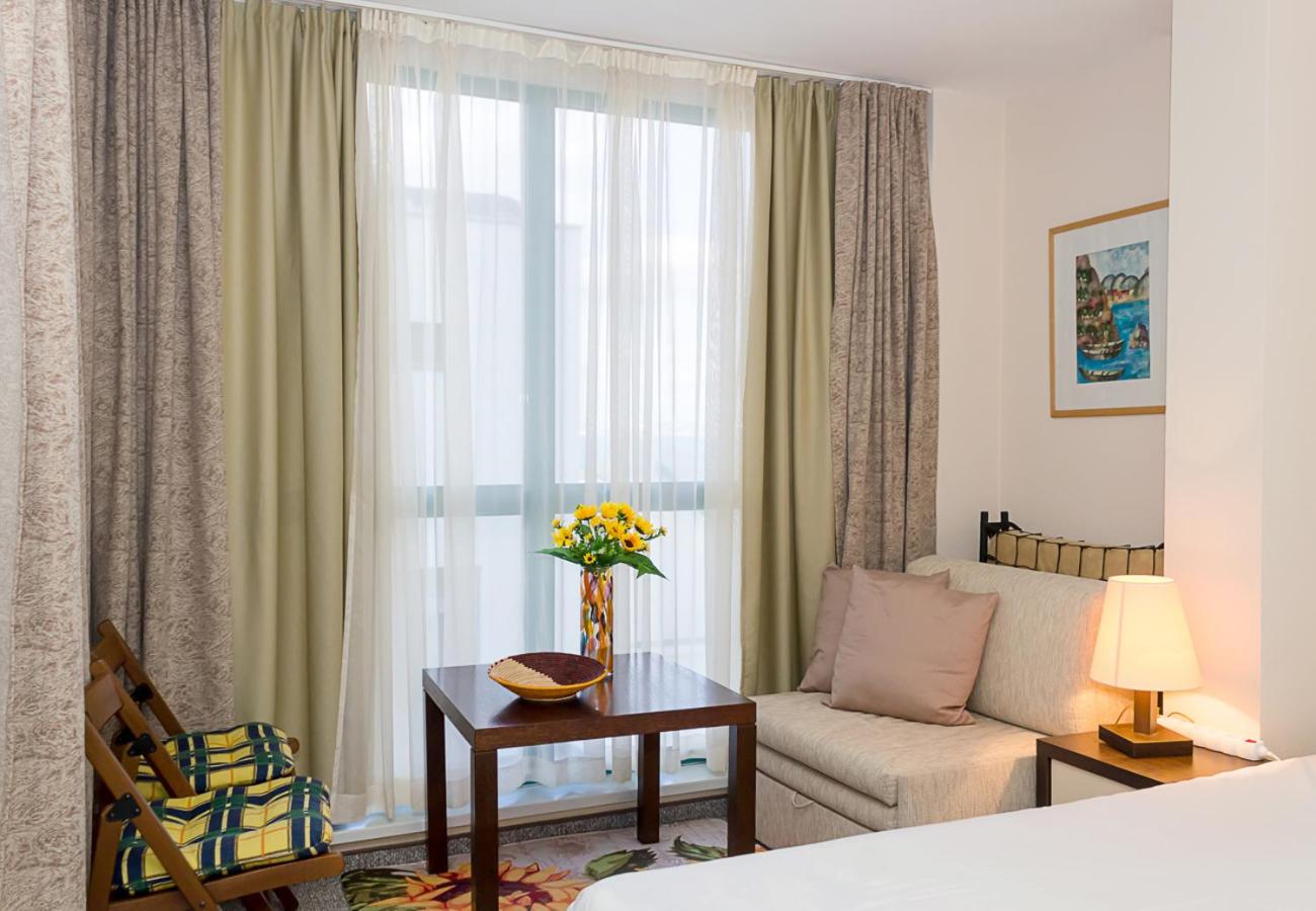 Sunny Studio in Hotel Berlin, Steps from the Beach! by Flat Mаnager