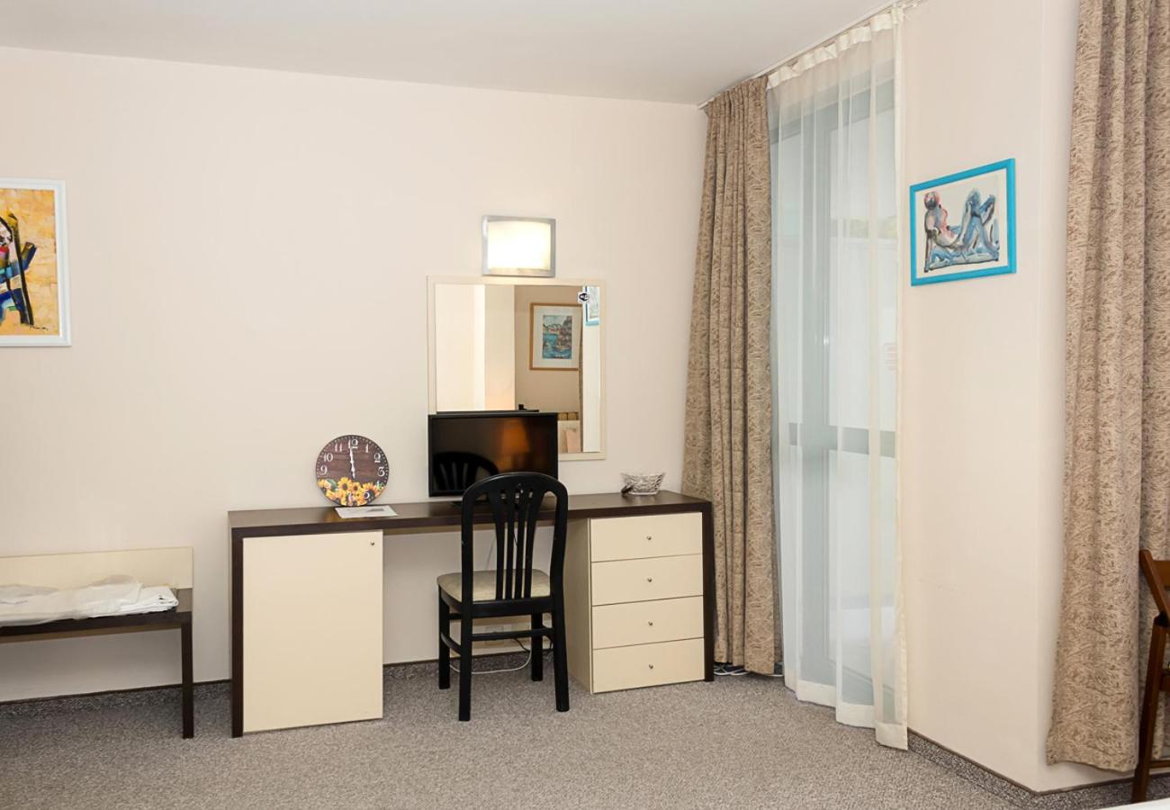 Sunny Studio in Hotel Berlin, Steps from the Beach! by Flat Mаnager