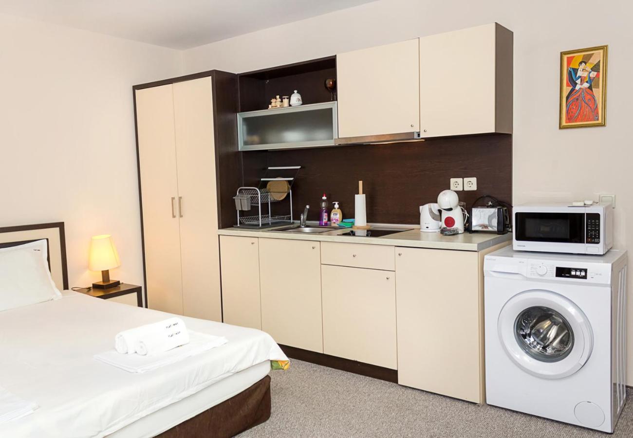 Sunny Studio in Hotel Berlin, Steps from the Beach! by Flat Mаnager
