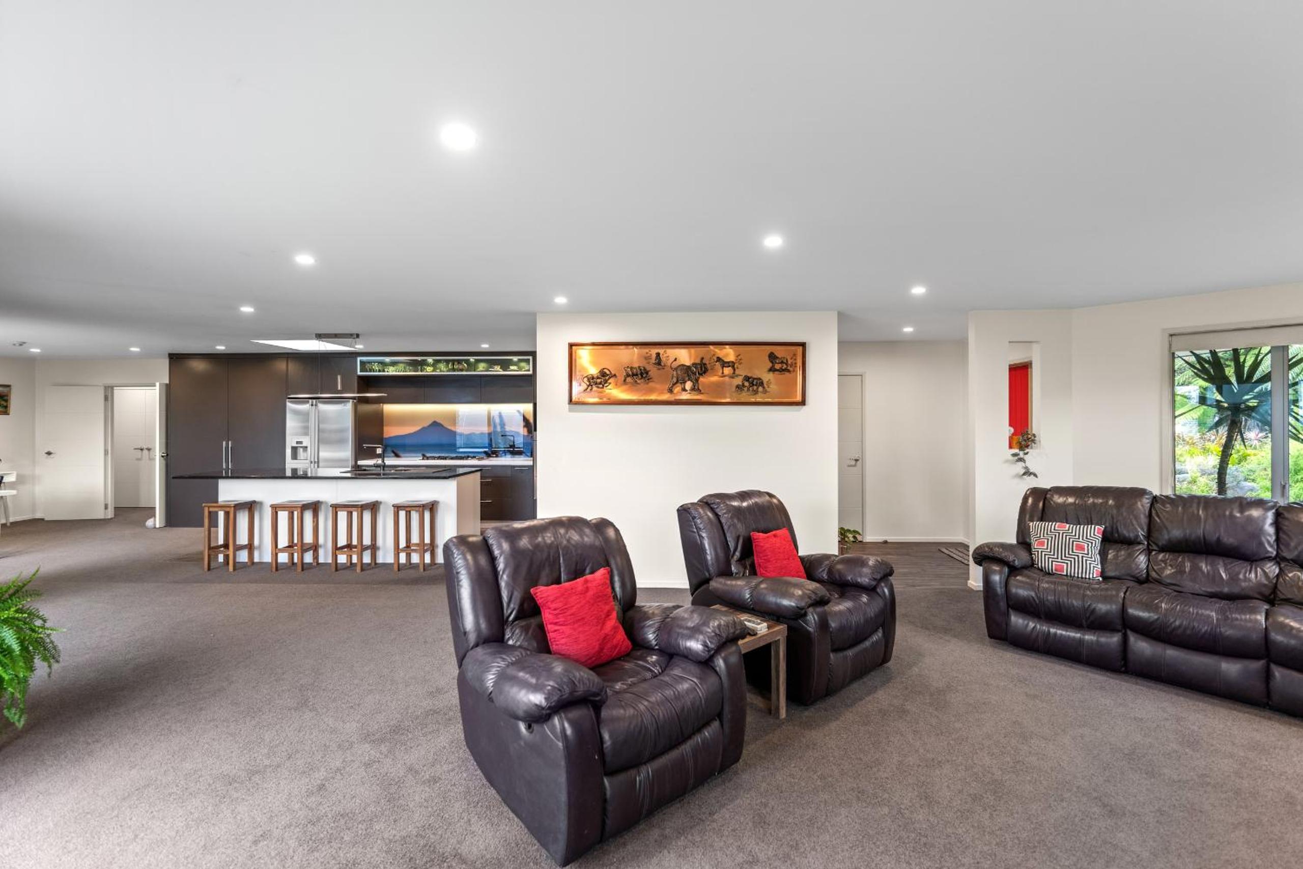The Red Door - New Plymouth Holiday Home view 4