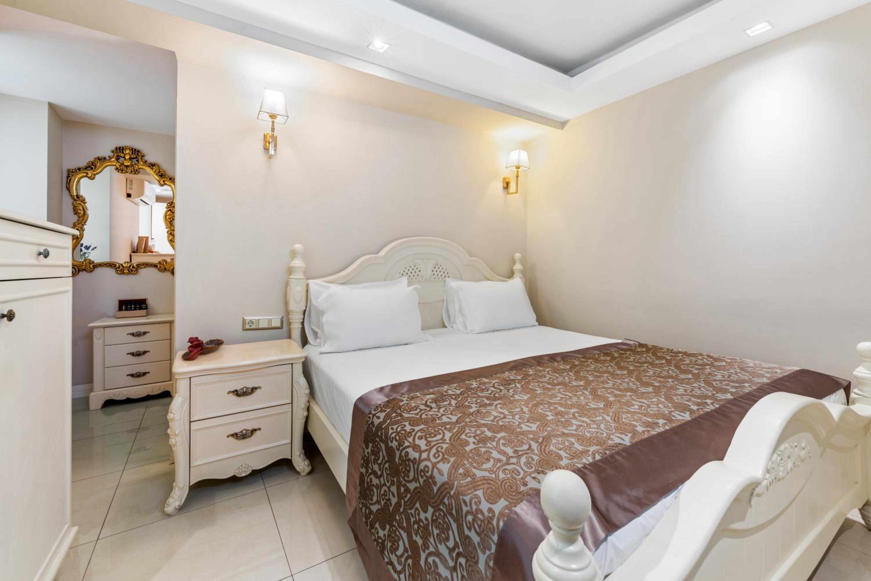 Elegance East Hotel - Image 13