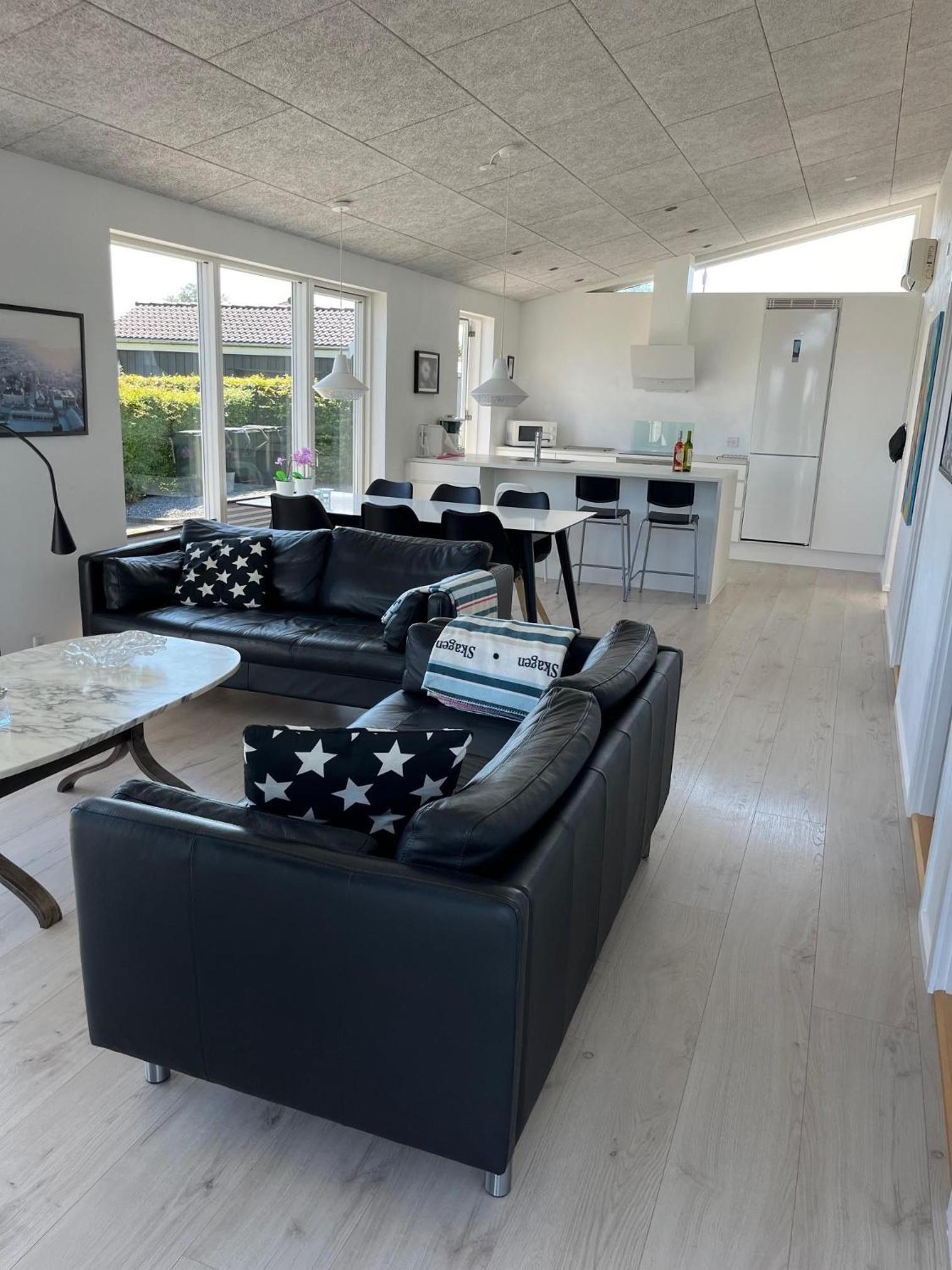 Nice Home In Rønde With 3 Bedrooms And Wifi