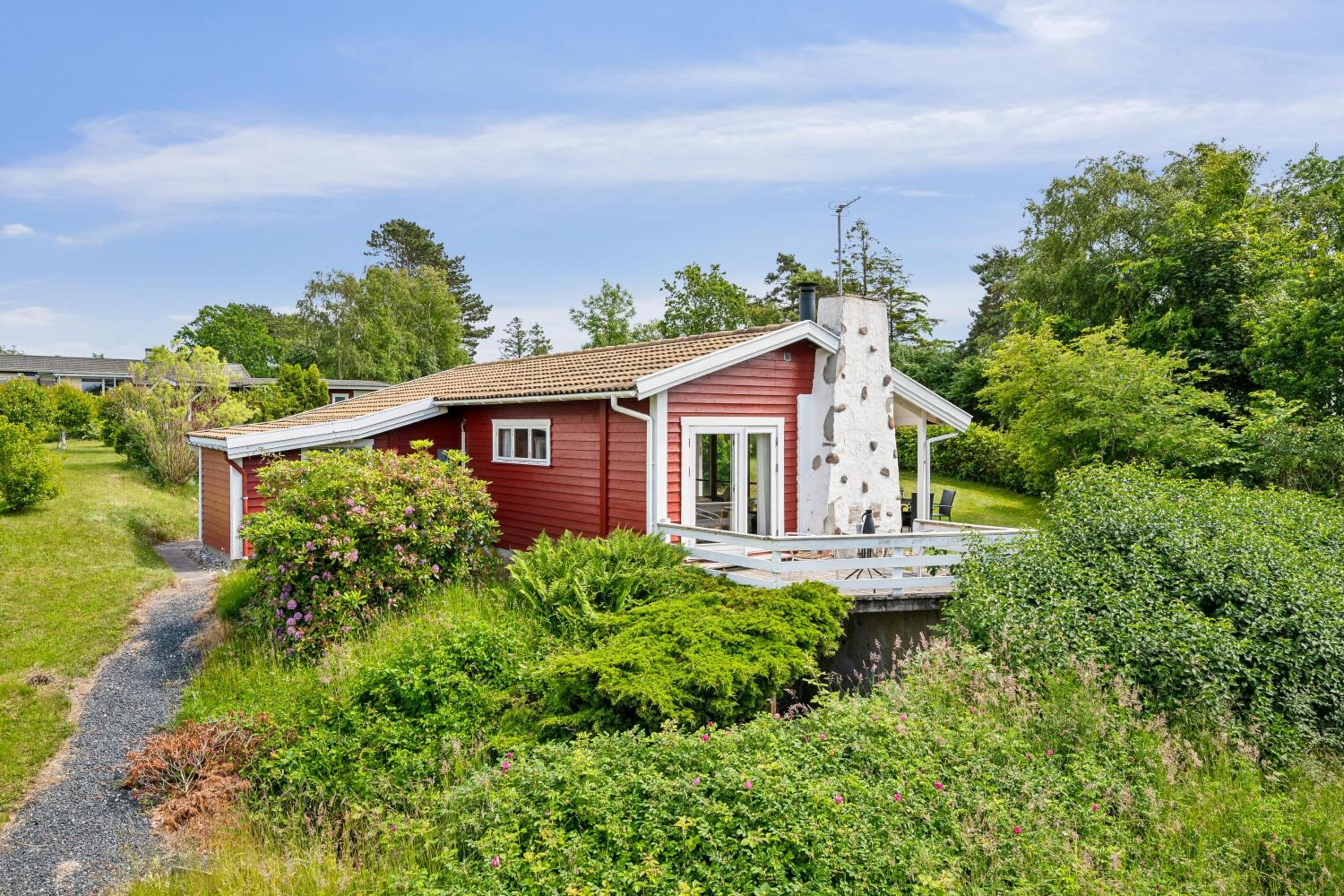 Charming And Well-Kept Holiday Home On A Large Natural Plot Close To Forest, Beach And The Cosy Harbour, Shops And Attractions Of Ebeltoft