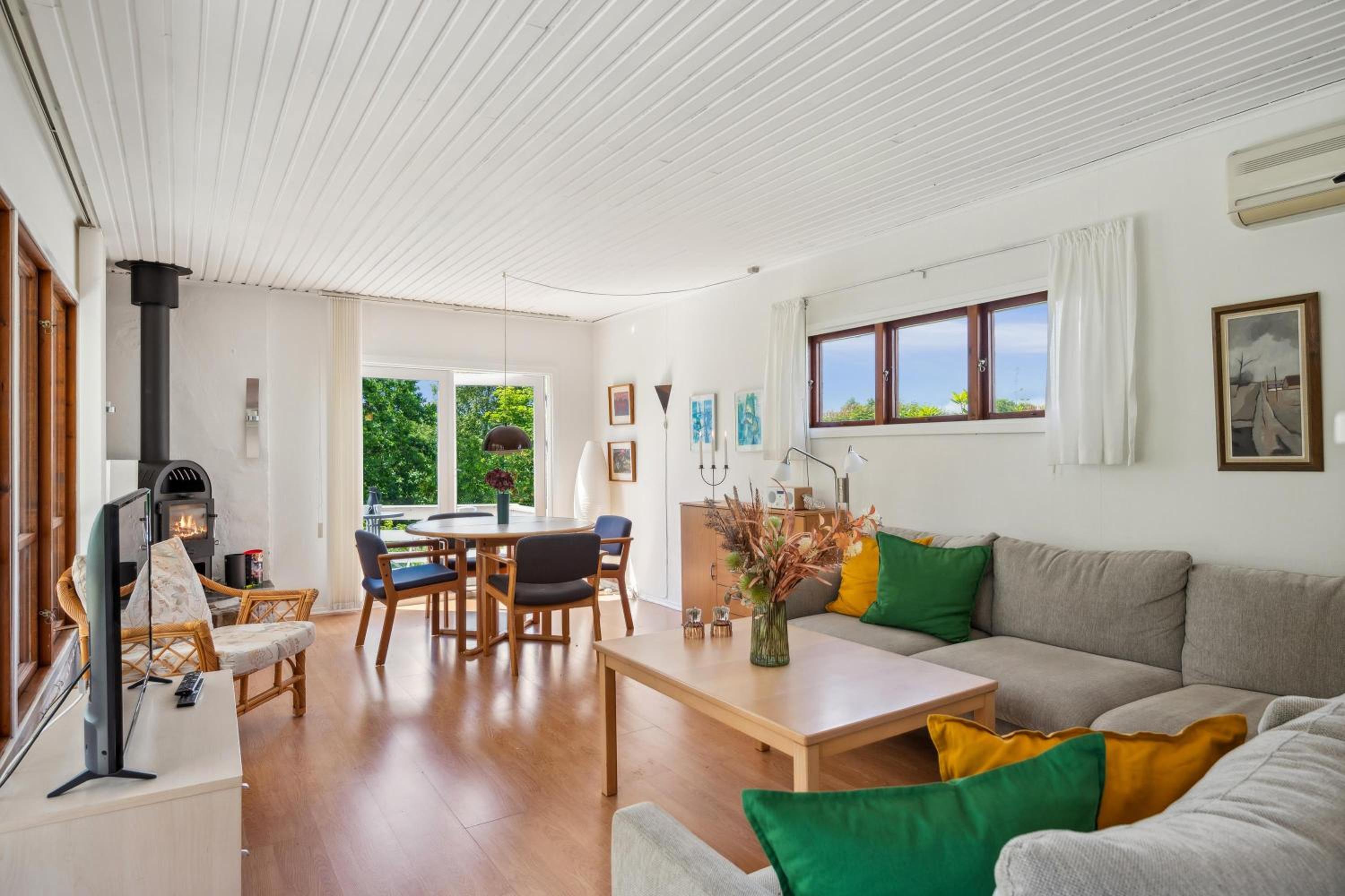 Charming And Well-Kept Holiday Home On A Large Natural Plot Close To Forest, Beach And The Cosy Harbour, Shops And Attractions Of Ebeltoft