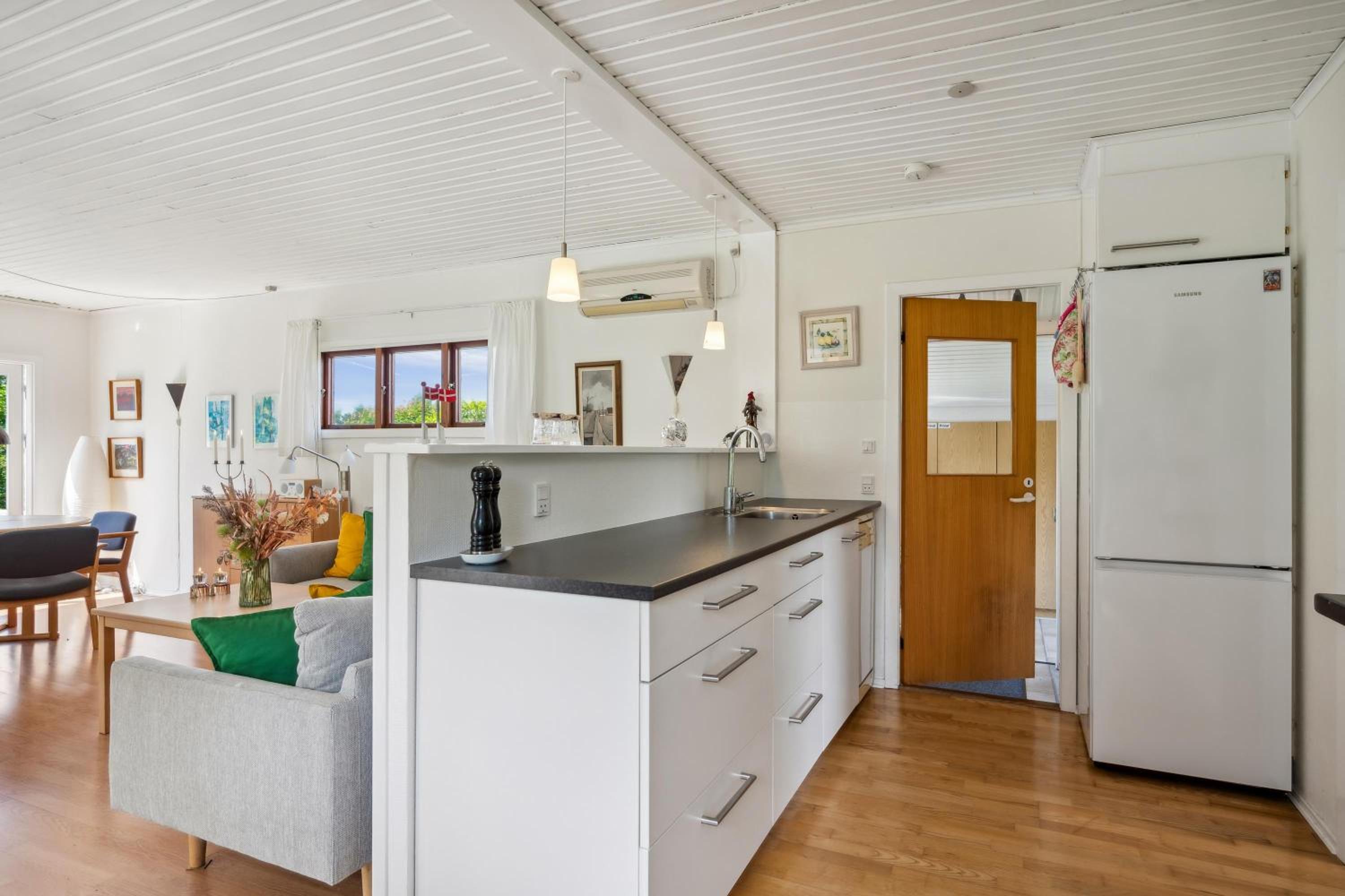 Charming And Well-Kept Holiday Home On A Large Natural Plot Close To Forest, Beach And The Cosy Harbour, Shops And Attractions Of Ebeltoft