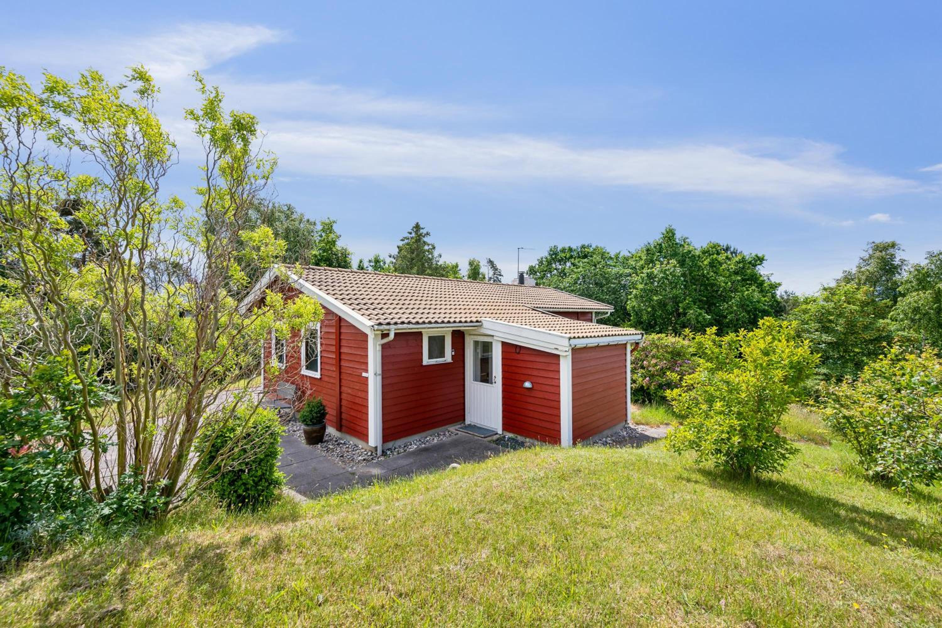 Charming And Well-Kept Holiday Home On A Large Natural Plot Close To Forest, Beach And The Cosy Harbour, Shops And Attractions Of Ebeltoft