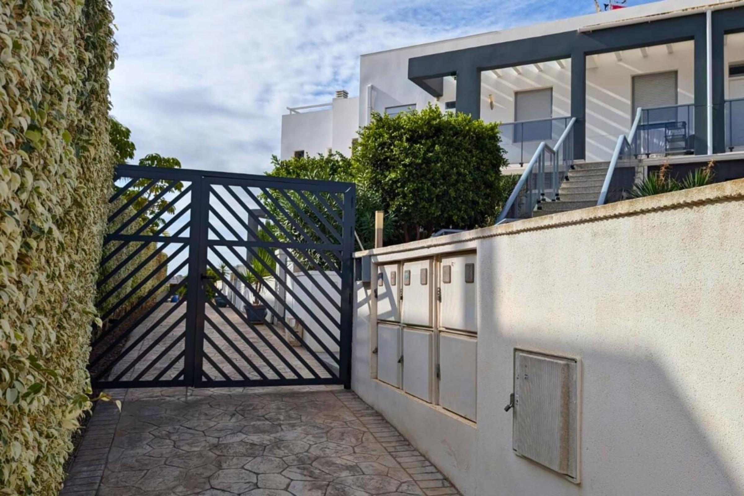 Modern flat with swimming pool terrace and equipped solarium