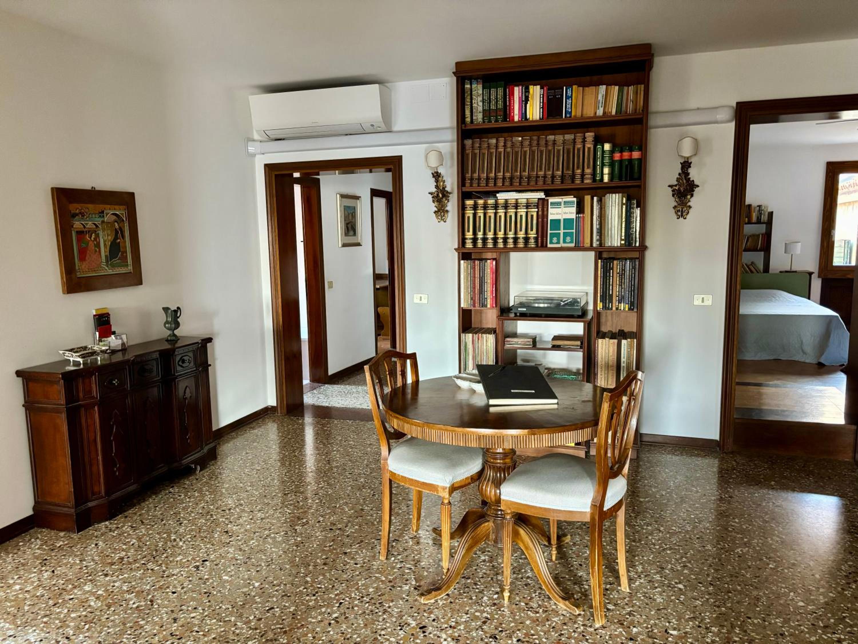 Large Three-bedroom Apartment with Canal View in Cannaregio