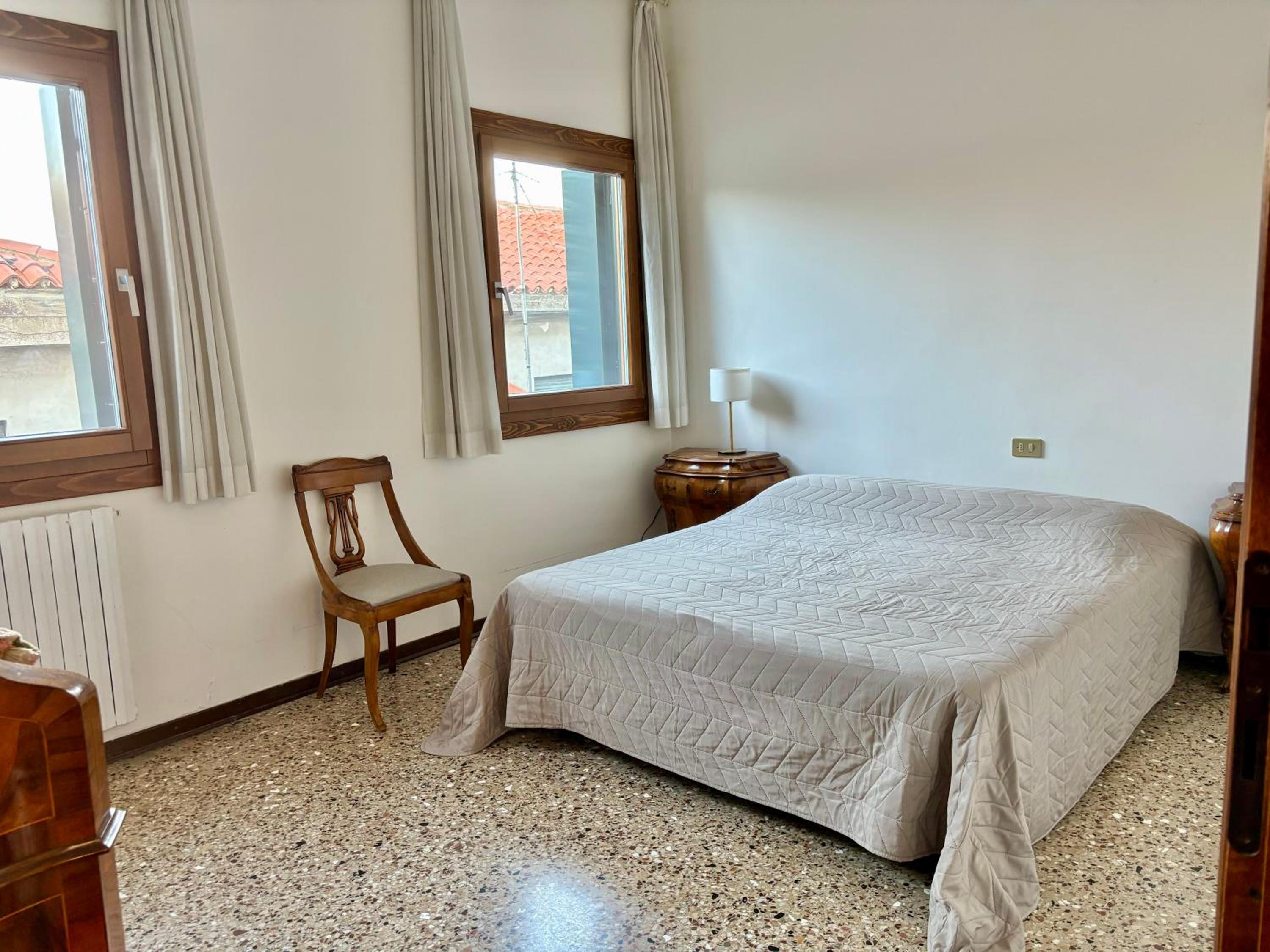 Large Three-bedroom Apartment with Canal View in Cannaregio