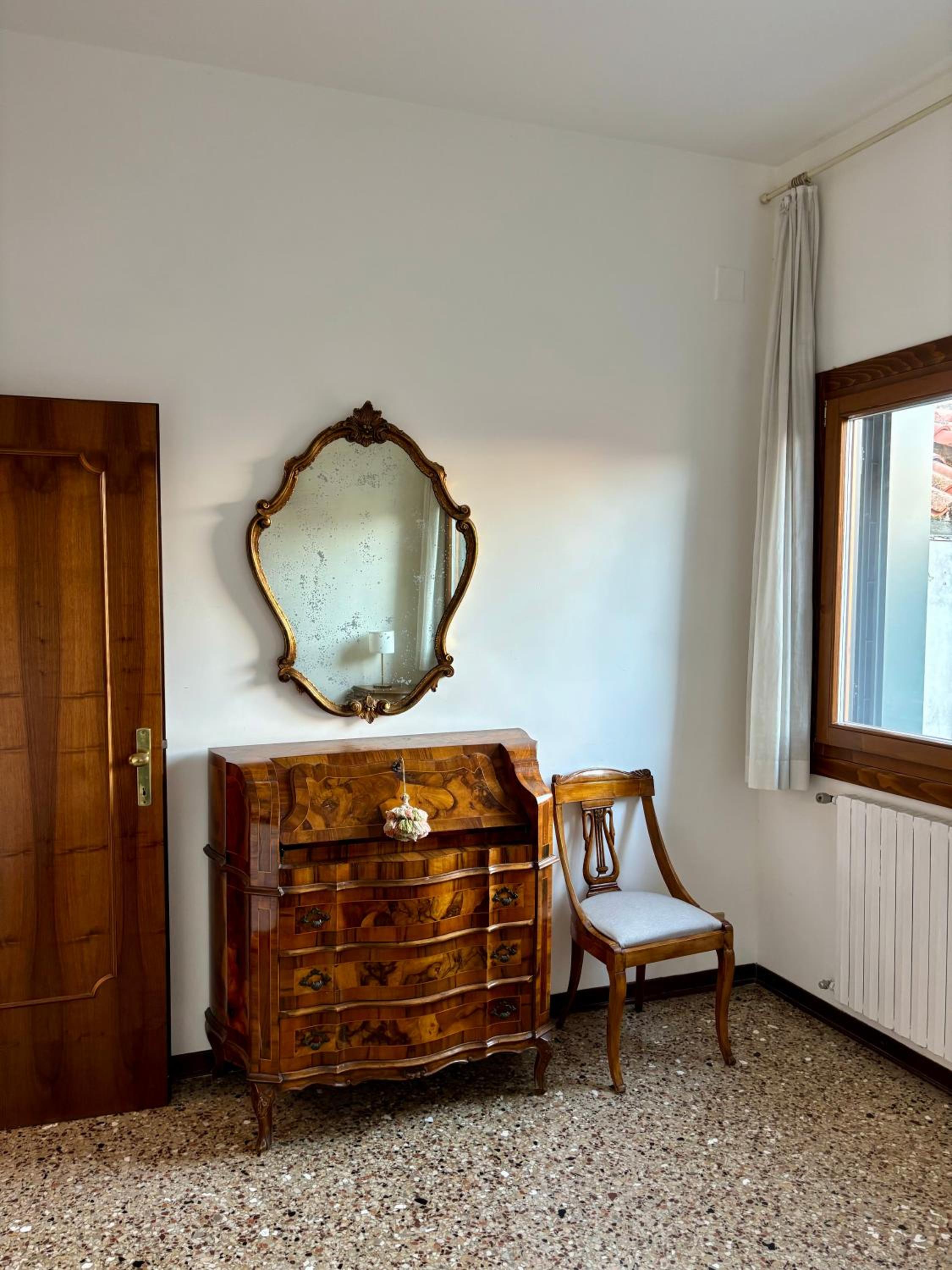 Large Three-bedroom Apartment with Canal View in Cannaregio