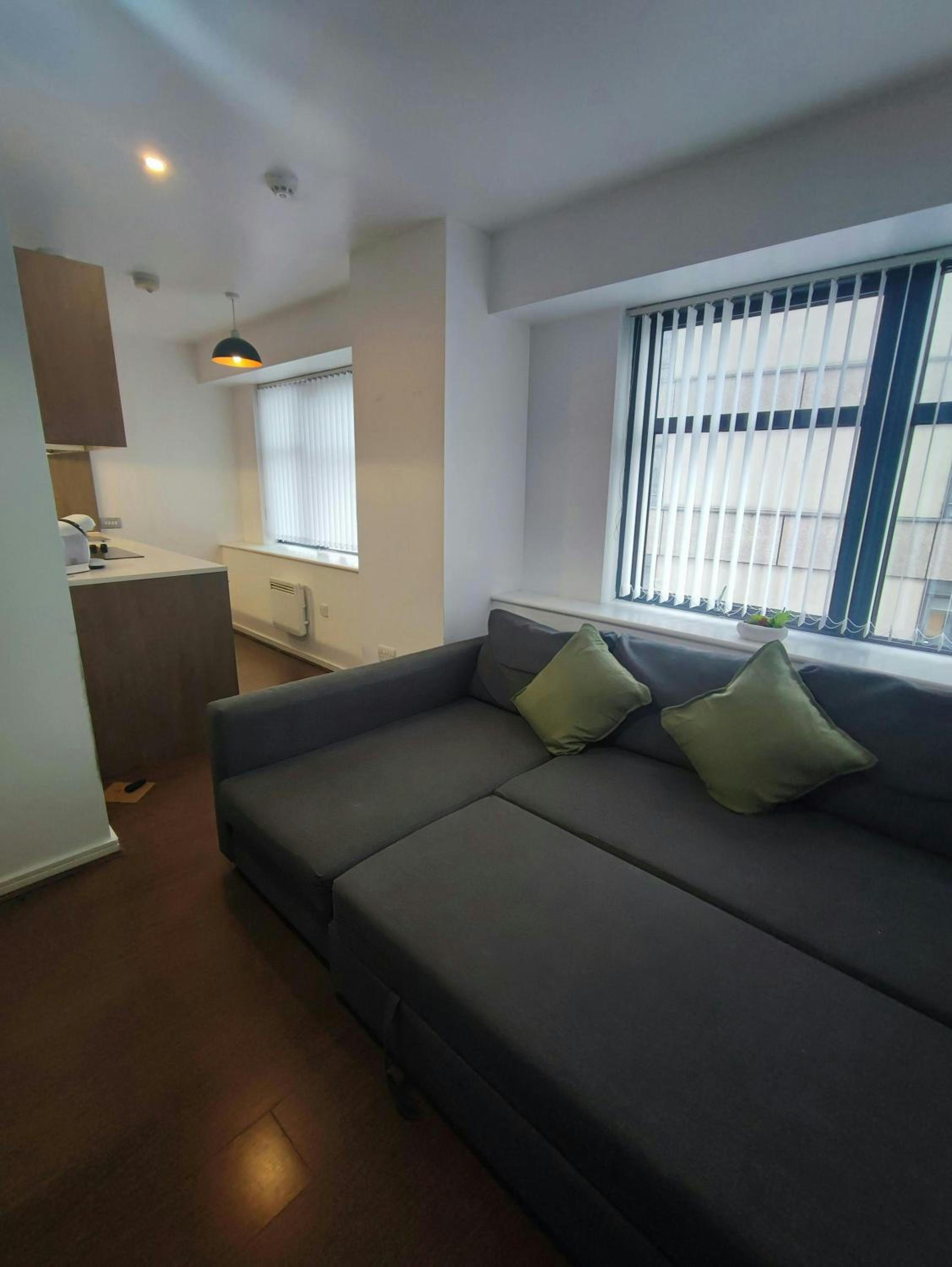 3 Beds Central Flat in JQB3. WeekMonth discount view 4