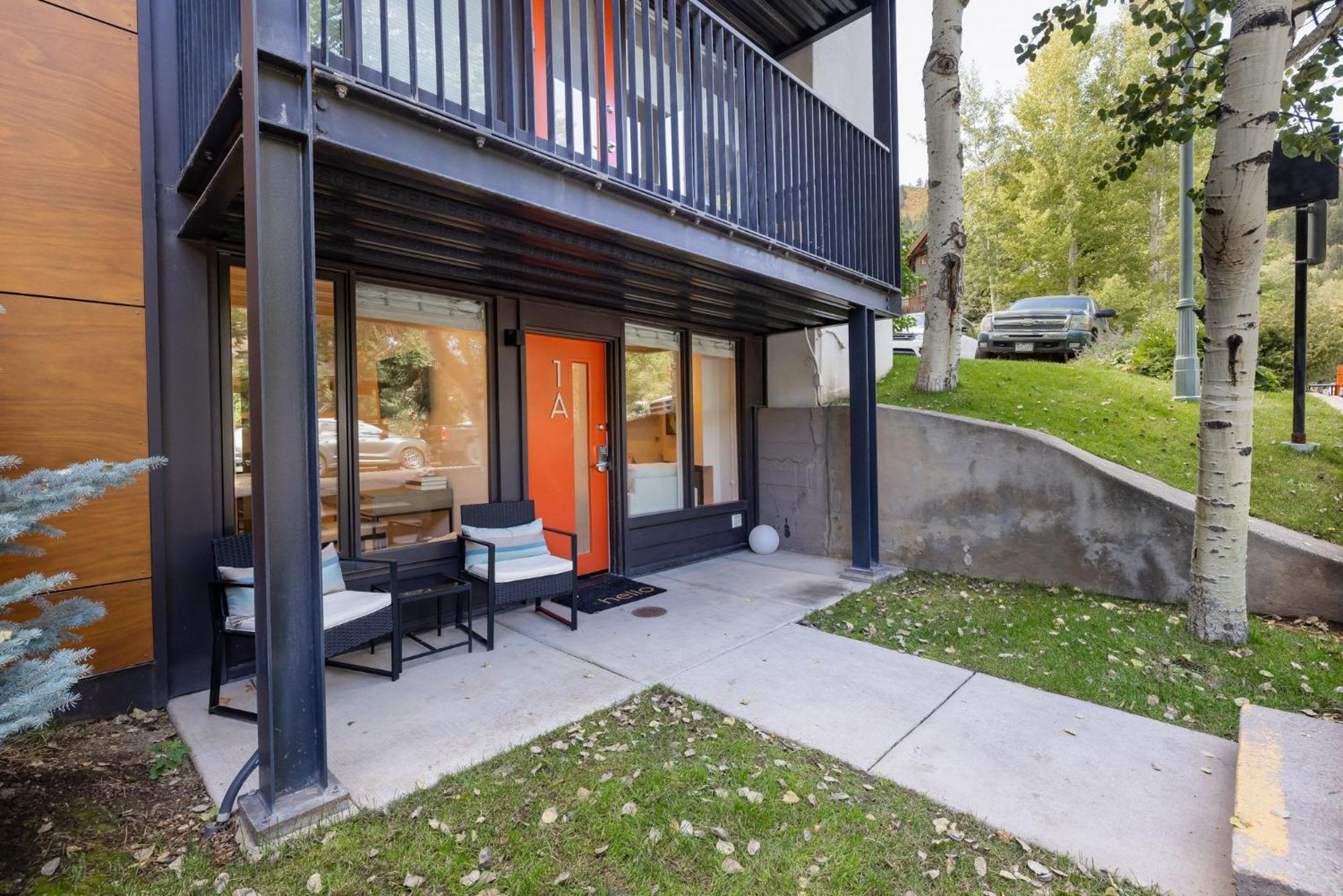 Renovated Core 2BR 2BA with AC, Pool & Hot-tub view 5