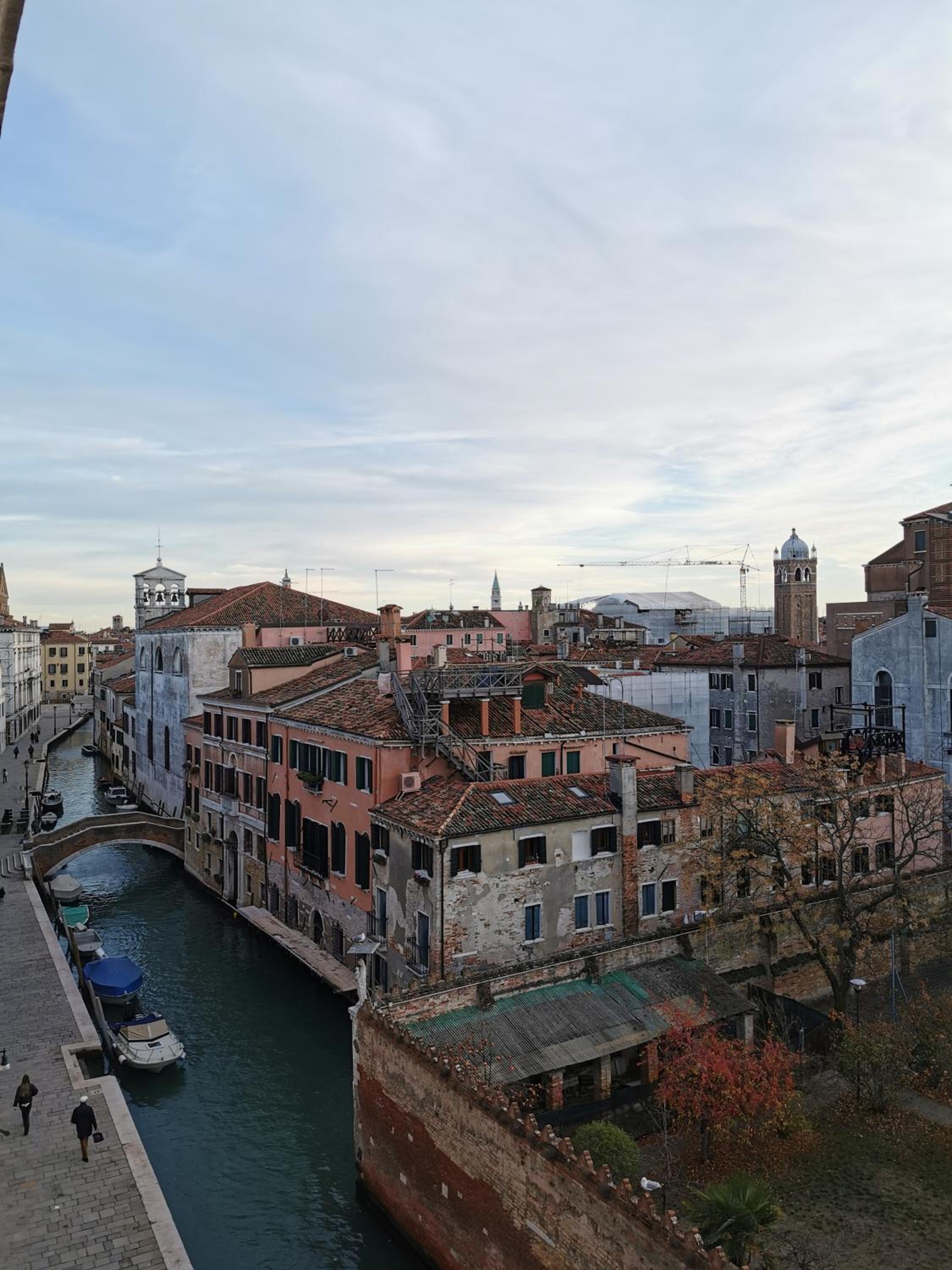 Large Three-bedroom Apartment with Canal View in Cannaregio