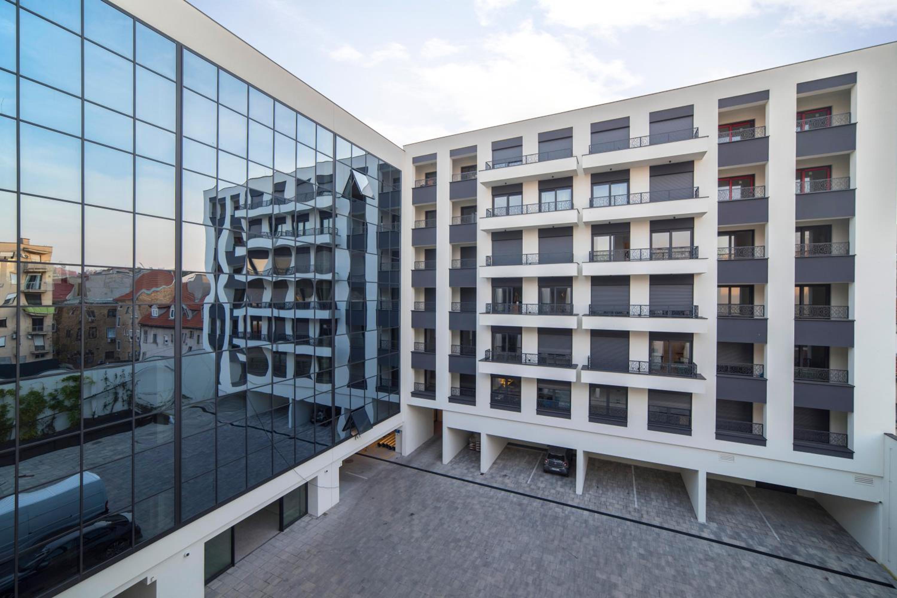 Optima Deluxe - Luxury Two-Bedroom Apartment with Private Garage