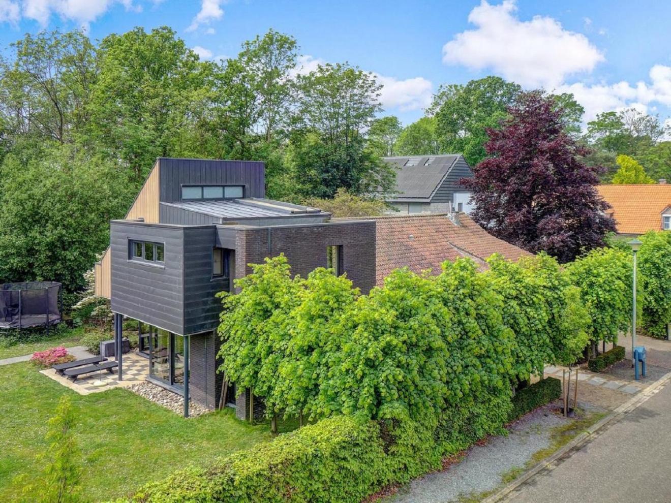 Lou's Superior Villa