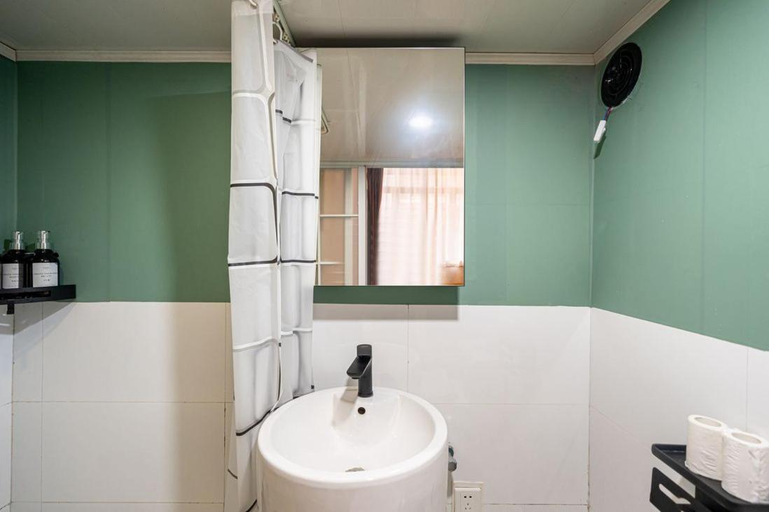 Shanghai Hills& Well-time Nanyang Charm BnB close to West Nanjing Rd and line 2 Jing'an Temple photo 2