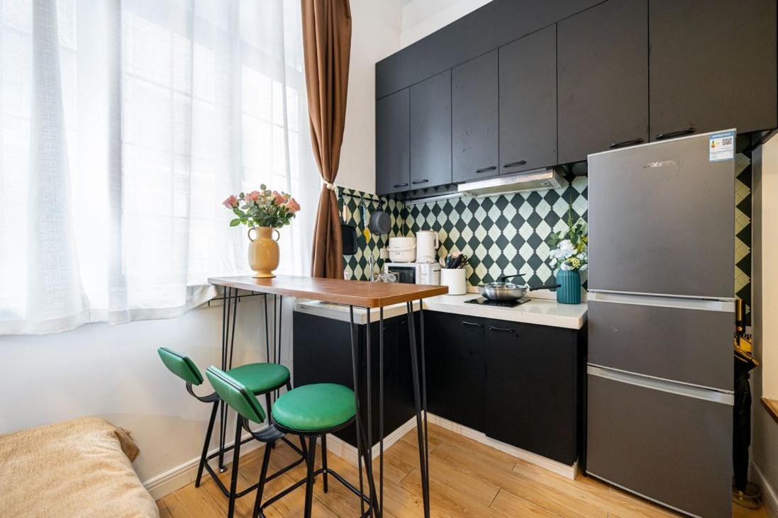 Shanghai Hills& Well-time Nanyang Charm BnB close to West Nanjing Rd and line 2 Jing'an Temple