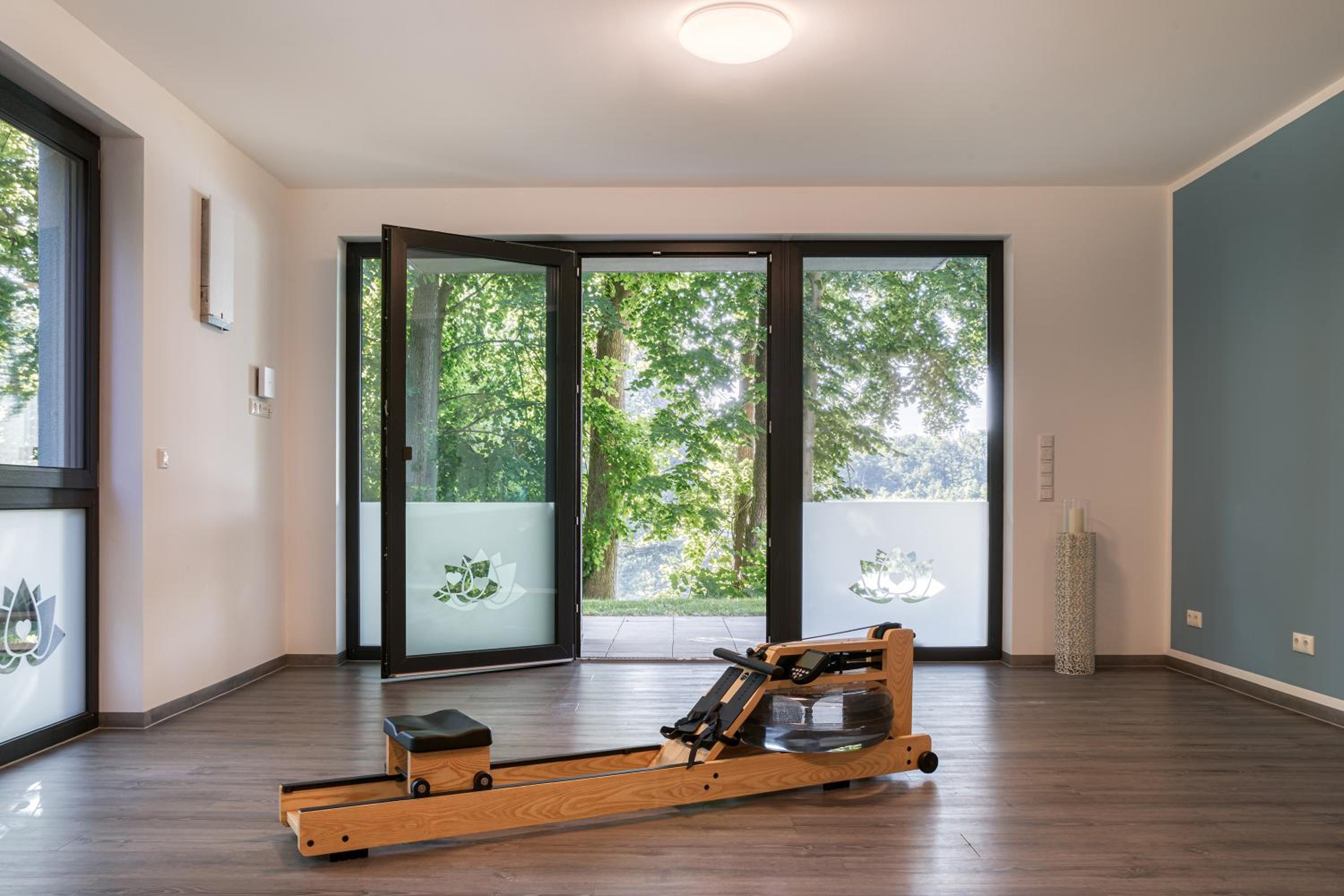 Sonnengruß - Stilvolles Apartment mit Balkon, Kamin & Wellness-Flair am Krakower See
